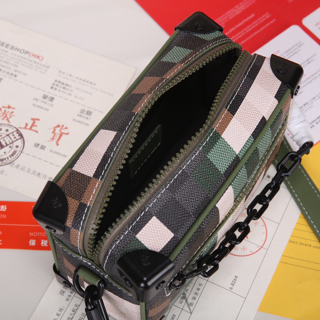 Lacoste 对版细节 M24581绿格 M23731 M44735黄花 M23731火焰M22558水滴深蓝 M23144眼睛 M80892炫彩 M69072 花朵 M44735 黑花 M4448老花 M68906 金口M80159公仔 M82008动物图案 M80816绿花 M58906浮花 M45278长颈鹿 M60394 大格 M81936波点 M98903鳄鱼纹 M82245鸵鸟纹 M20557 云朵 M80033牛仔 Virgil Abloh 为 2019 春夏秀场呈现 Mini SOFT TRUNK 链条包