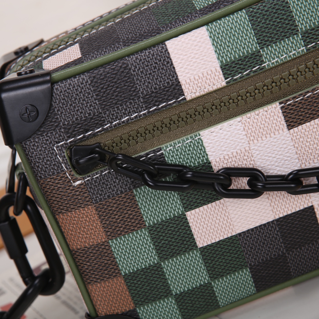 Lacoste 对版细节 M24581绿格 M23731 M44735黄花 M23731火焰M22558水滴深蓝 M23144眼睛 M80892炫彩 M69072 花朵 M44735 黑花 M4448老花 M68906 金口M80159公仔 M82008动物图案 M80816绿花 M58906浮花 M45278长颈鹿 M60394 大格 M81936波点 M98903鳄鱼纹 M82245鸵鸟纹 M20557 云朵 M80033牛仔 Virgil Abloh 为 2019 春夏秀场呈现 Mini SOFT TRUNK 链条包