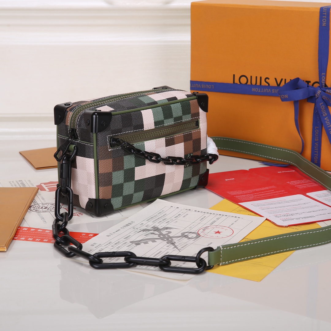 Lacoste 对版细节 M24581绿格 M23731 M44735黄花 M23731火焰M22558水滴深蓝 M23144眼睛 M80892炫彩 M69072 花朵 M44735 黑花 M4448老花 M68906 金口M80159公仔 M82008动物图案 M80816绿花 M58906浮花 M45278长颈鹿 M60394 大格 M81936波点 M98903鳄鱼纹 M82245鸵鸟纹 M20557 云朵 M80033牛仔 Virgil Abloh 为 2019 春夏秀场呈现 Mini SOFT TRUNK 链条包