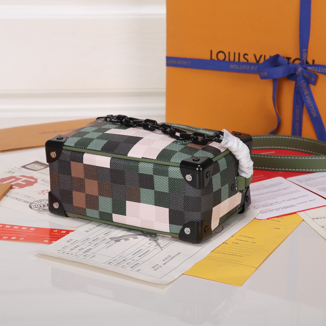 Lacoste 对版细节 M24581绿格 M23731 M44735黄花 M23731火焰M22558水滴深蓝 M23144眼睛 M80892炫彩 M69072 花朵 M44735 黑花 M4448老花 M68906 金口M80159公仔 M82008动物图案 M80816绿花 M58906浮花 M45278长颈鹿 M60394 大格 M81936波点 M98903鳄鱼纹 M82245鸵鸟纹 M20557 云朵 M80033牛仔 Virgil Abloh 为 2019 春夏秀场呈现 Mini SOFT TRUNK 链条包