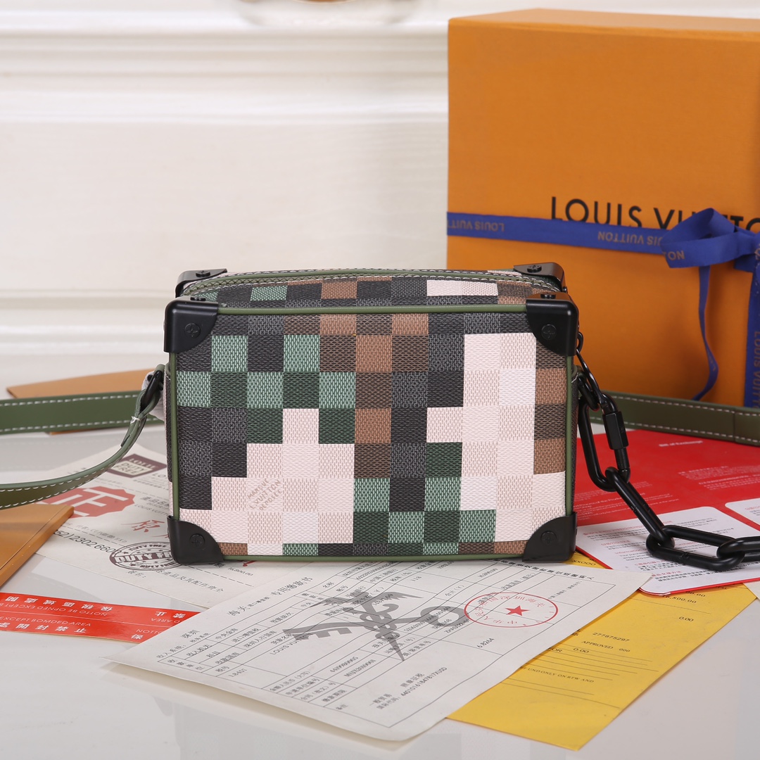 Lacoste 对版细节 M24581绿格 M23731 M44735黄花 M23731火焰M22558水滴深蓝 M23144眼睛 M80892炫彩 M69072 花朵 M44735 黑花 M4448老花 M68906 金口M80159公仔 M82008动物图案 M80816绿花 M58906浮花 M45278长颈鹿 M60394 大格 M81936波点 M98903鳄鱼纹 M82245鸵鸟纹 M20557 云朵 M80033牛仔 Virgil Abloh 为 2019 春夏秀场呈现 Mini SOFT TRUNK 链条包