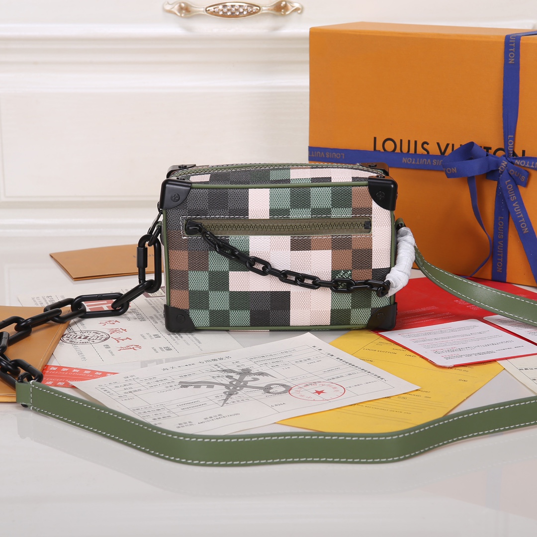 Lacoste 对版细节 M24581绿格 M23731 M44735黄花 M23731火焰M22558水滴深蓝 M23144眼睛 M80892炫彩 M69072 花朵 M44735 黑花 M4448老花 M68906 金口M80159公仔 M82008动物图案 M80816绿花 M58906浮花 M45278长颈鹿 M60394 大格 M81936波点 M98903鳄鱼纹 M82245鸵鸟纹 M20557 云朵 M80033牛仔 Virgil Abloh 为 2019 春夏秀场呈现 Mini SOFT TRUNK 链条包