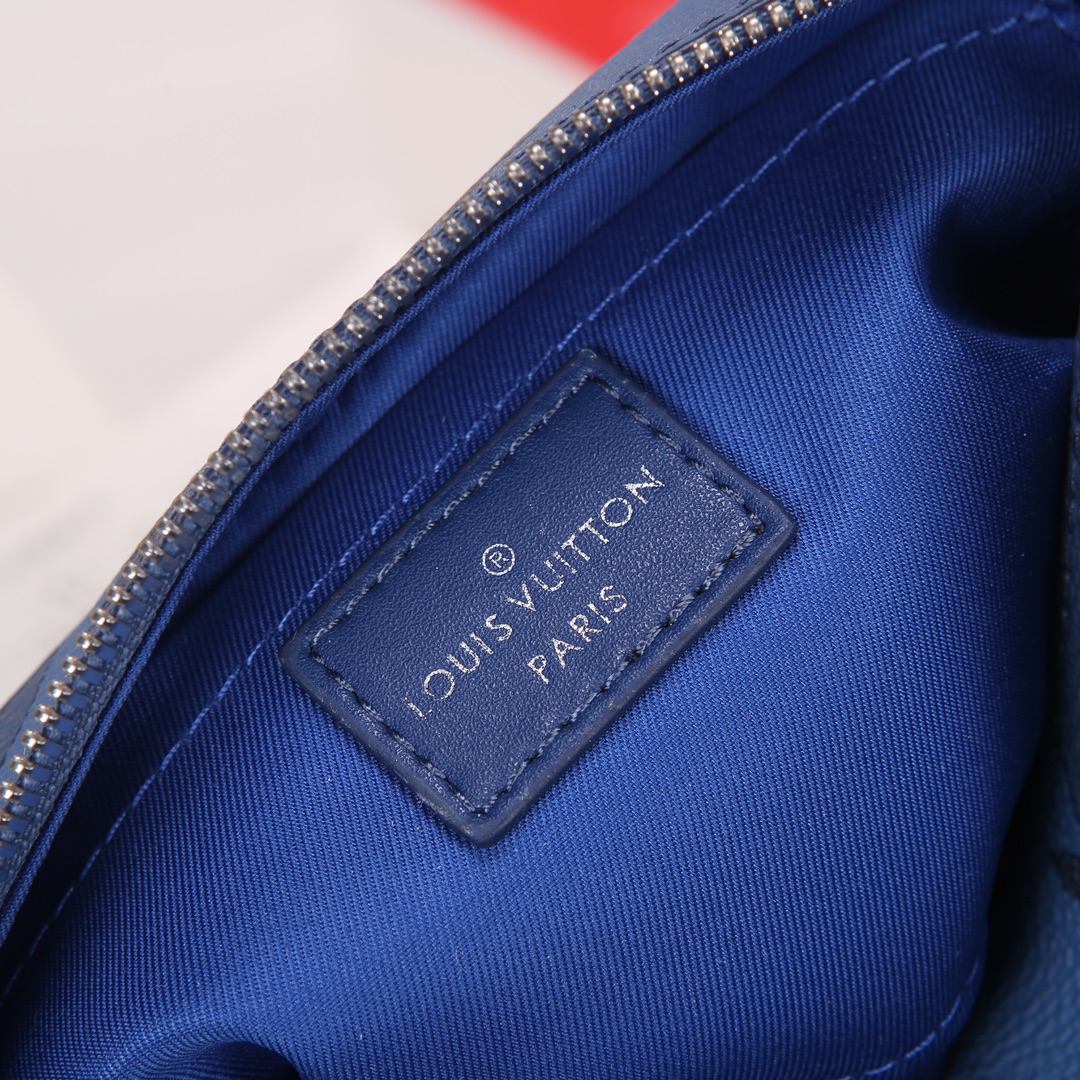 Lacoste 对版细节 M22558深蓝 M23731 M44735黄花 M23731火焰M22558水滴深蓝 M23144眼睛 M80892炫彩 M69072 花朵 M44735 黑花 M4448老花 M68906 金口M80159公仔 M82008动物图案 M80816绿花 M58906浮花 M45278长颈鹿 M60394 大格 M81936波点 M98903鳄鱼纹 M82245鸵鸟纹 M20557 云朵 M80033牛仔 Virgil Abloh 为 2019 春夏秀场呈现 Mini SOFT TRUNK 链条包