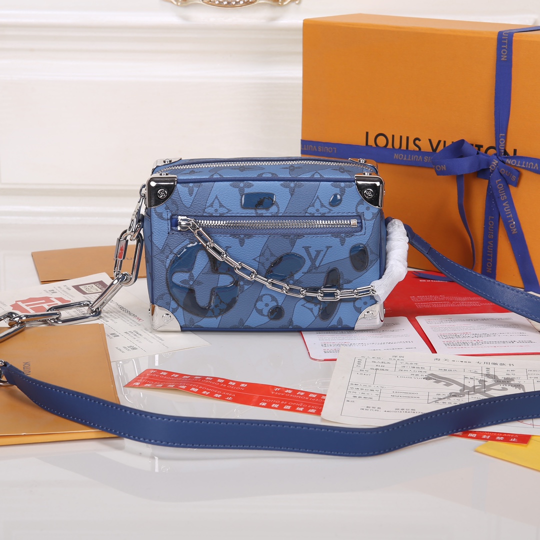 Lacoste 对版细节 M22558深蓝 M23731 M44735黄花 M23731火焰M22558水滴深蓝 M23144眼睛 M80892炫彩 M69072 花朵 M44735 黑花 M4448老花 M68906 金口M80159公仔 M82008动物图案 M80816绿花 M58906浮花 M45278长颈鹿 M60394 大格 M81936波点 M98903鳄鱼纹 M82245鸵鸟纹 M20557 云朵 M80033牛仔 Virgil Abloh 为 2019 春夏秀场呈现 Mini SOFT TRUNK 链条包