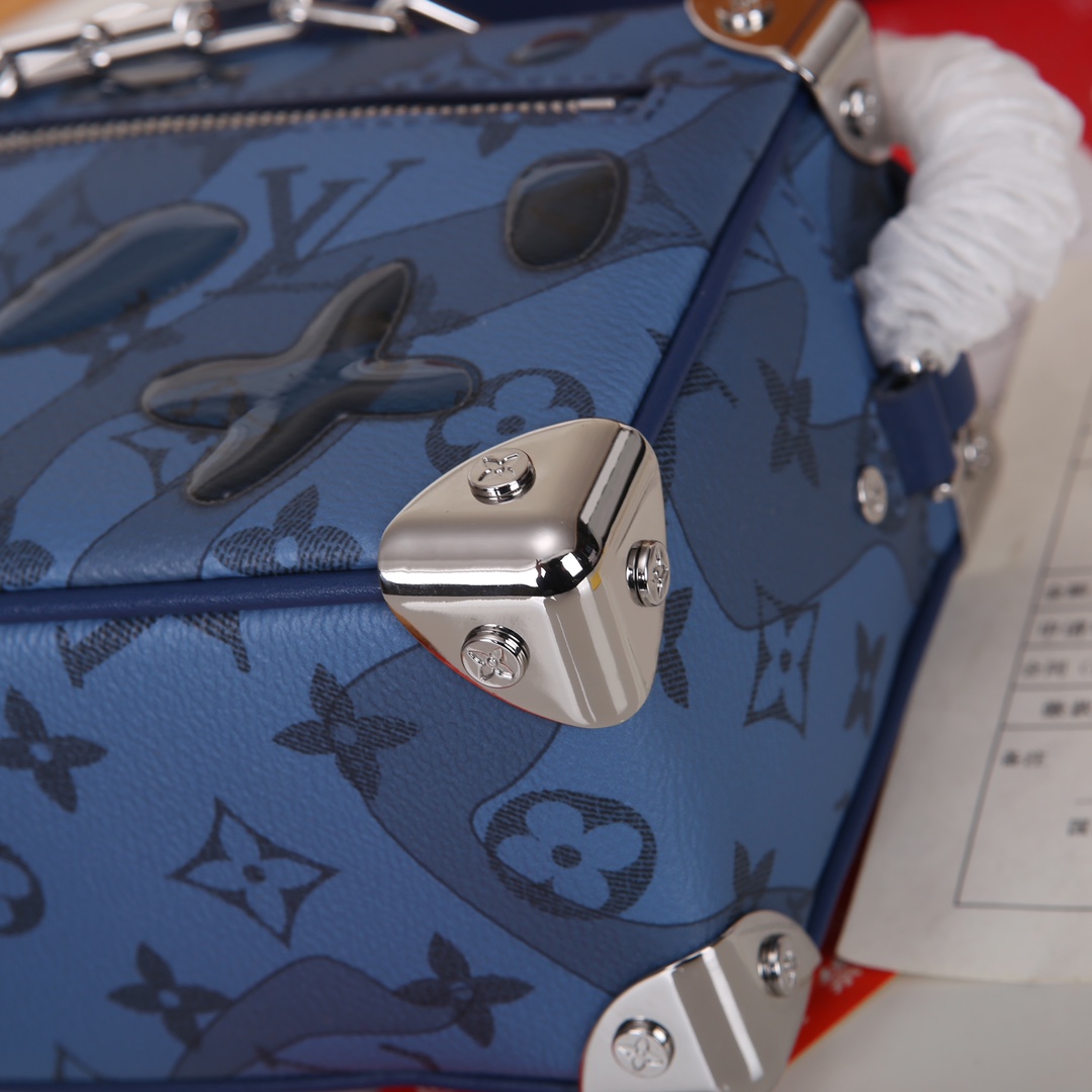Lacoste 对版细节 M22558深蓝 M23731 M44735黄花 M23731火焰M22558水滴深蓝 M23144眼睛 M80892炫彩 M69072 花朵 M44735 黑花 M4448老花 M68906 金口M80159公仔 M82008动物图案 M80816绿花 M58906浮花 M45278长颈鹿 M60394 大格 M81936波点 M98903鳄鱼纹 M82245鸵鸟纹 M20557 云朵 M80033牛仔 Virgil Abloh 为 2019 春夏秀场呈现 Mini SOFT TRUNK 链条包