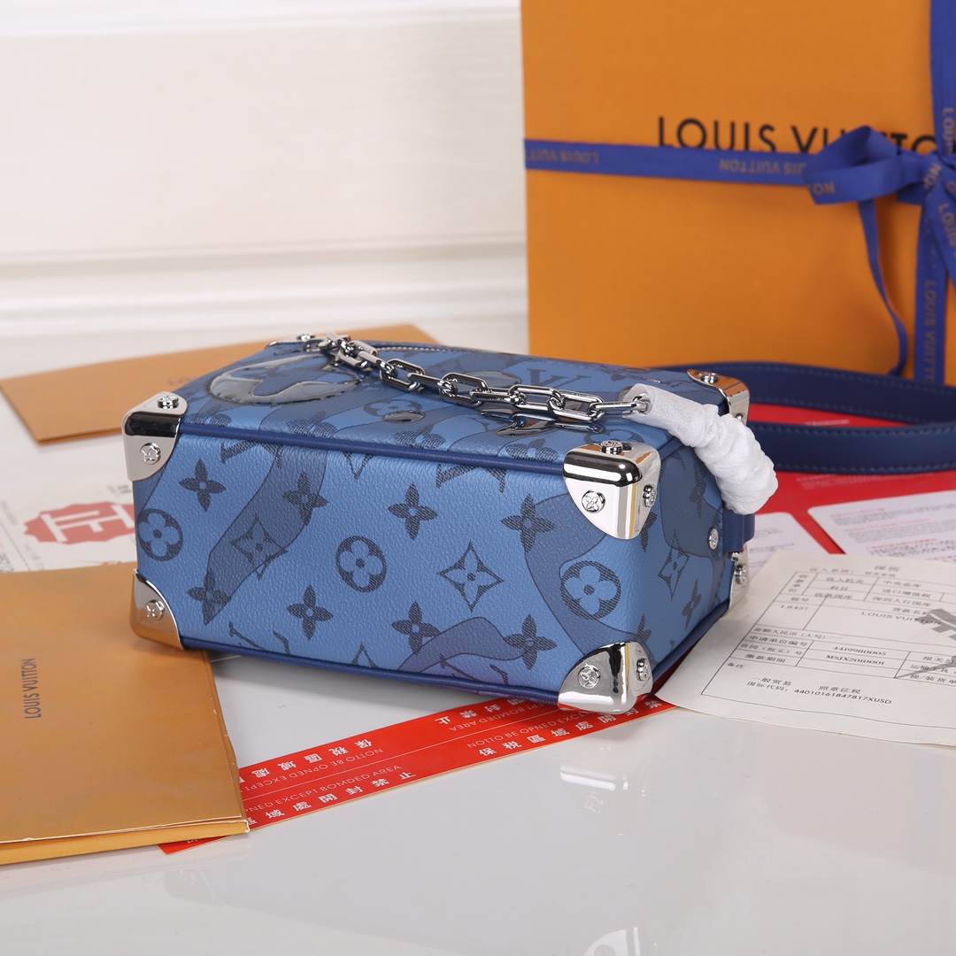 Lacoste 对版细节 M22558深蓝 M23731 M44735黄花 M23731火焰M22558水滴深蓝 M23144眼睛 M80892炫彩 M69072 花朵 M44735 黑花 M4448老花 M68906 金口M80159公仔 M82008动物图案 M80816绿花 M58906浮花 M45278长颈鹿 M60394 大格 M81936波点 M98903鳄鱼纹 M82245鸵鸟纹 M20557 云朵 M80033牛仔 Virgil Abloh 为 2019 春夏秀场呈现 Mini SOFT TRUNK 链条包