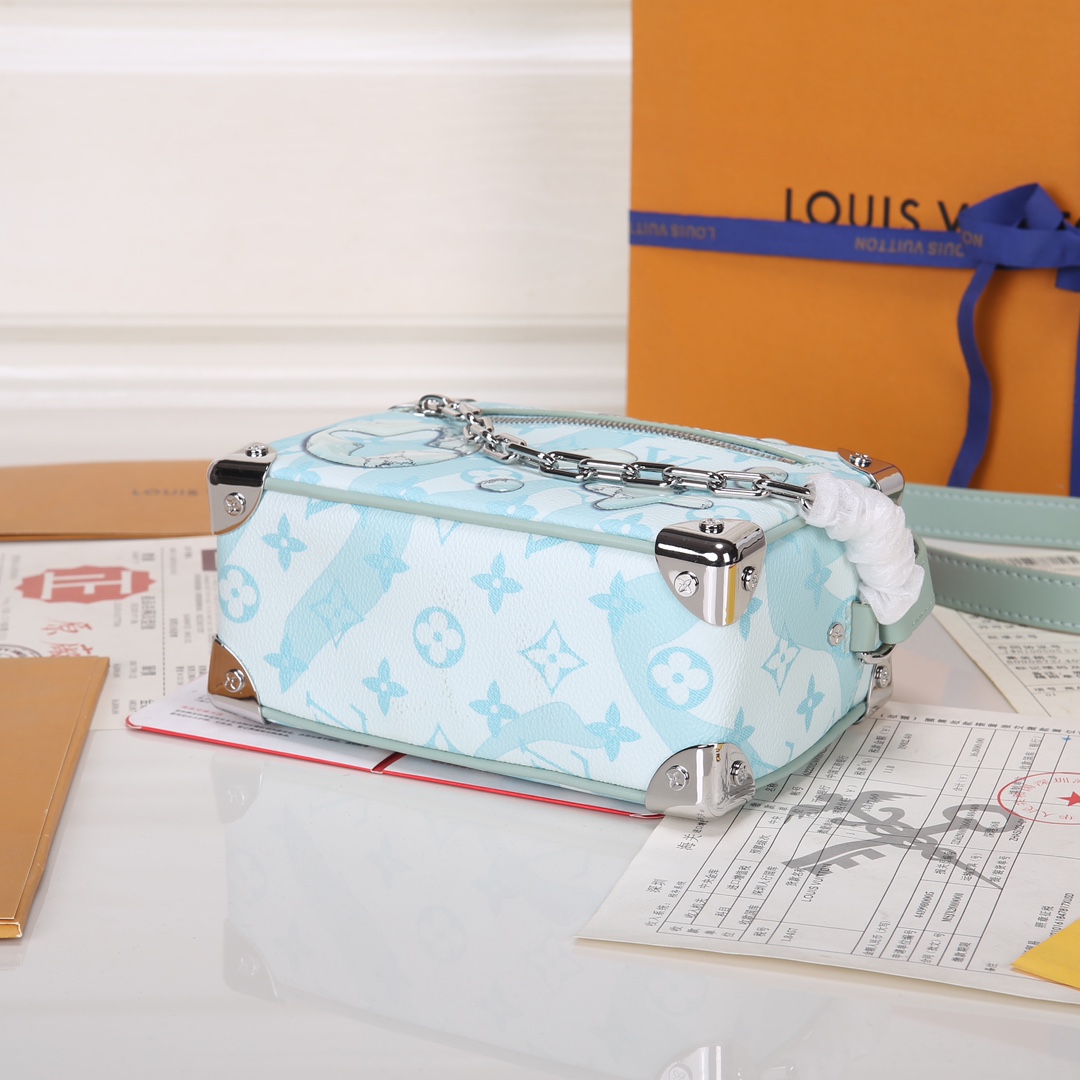 Lacoste 对版细节 M22558浅蓝 M23731 M44735黄花 M23731火焰M22558水滴深蓝 M23144眼睛 M80892炫彩 M69072 花朵 M44735 黑花 M4448老花 M68906 金口M80159公仔 M82008动物图案 M80816绿花 M58906浮花 M45278长颈鹿 M60394 大格 M81936波点 M98903鳄鱼纹 M82245鸵鸟纹 M20557 云朵 M80033牛仔 Virgil Abloh 为 2019 春夏秀场呈现 Mini SOFT TRUNK 链条包