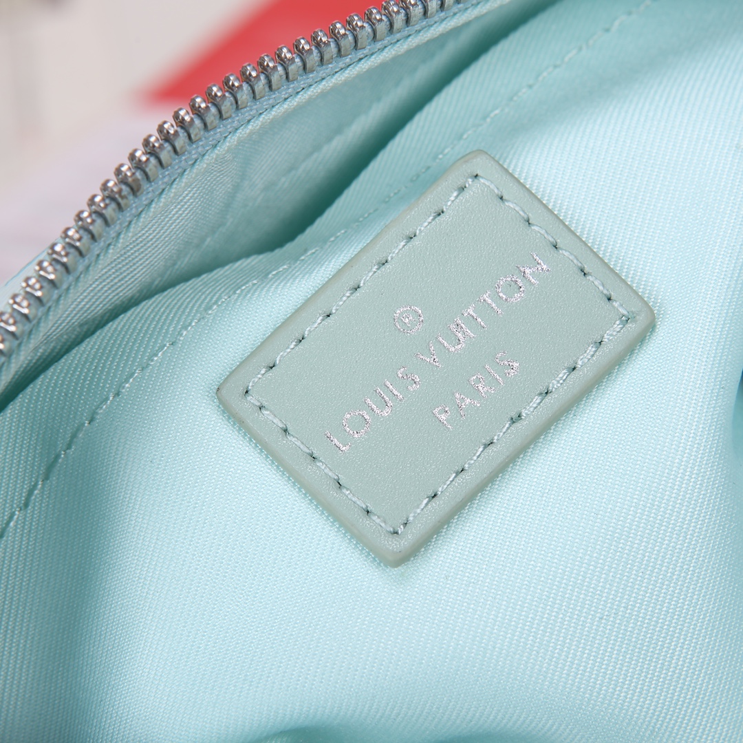 Lacoste 对版细节 M22558浅蓝 M23731 M44735黄花 M23731火焰M22558水滴深蓝 M23144眼睛 M80892炫彩 M69072 花朵 M44735 黑花 M4448老花 M68906 金口M80159公仔 M82008动物图案 M80816绿花 M58906浮花 M45278长颈鹿 M60394 大格 M81936波点 M98903鳄鱼纹 M82245鸵鸟纹 M20557 云朵 M80033牛仔 Virgil Abloh 为 2019 春夏秀场呈现 Mini SOFT TRUNK 链条包