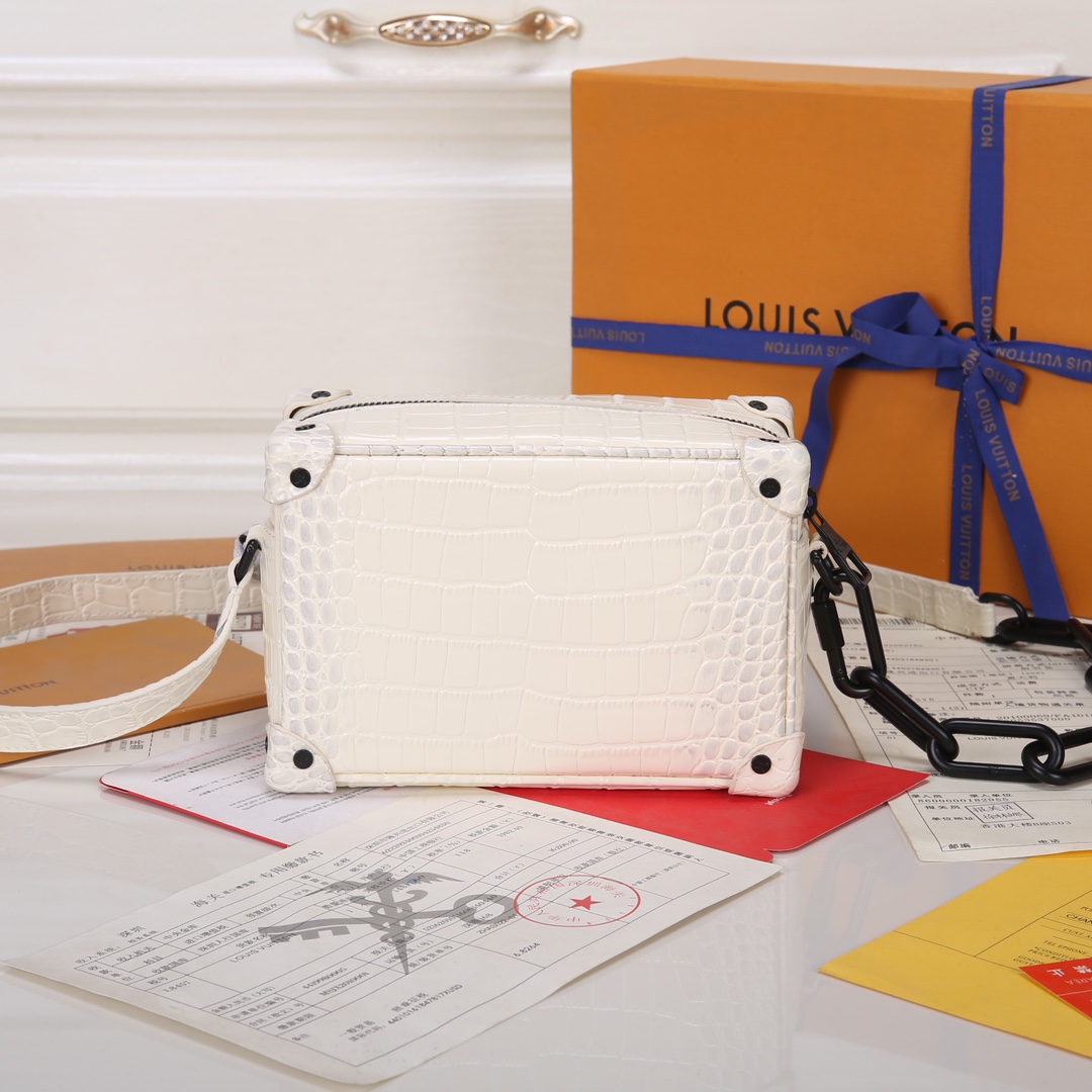 Lacoste 对版细节 M98903白 M23731 M44735黄花 M23731火焰M22558水滴深蓝 M23144眼睛 M80892炫彩 M69072 花朵 M44735 黑花 M4448老花 M68906 金口M80159公仔 M82008动物图案 M80816绿花 M58906浮花 M45278长颈鹿 M60394 大格 M81936波点 M98903鳄鱼纹 M82245鸵鸟纹 M20557 云朵 M80033牛仔 Virgil Abloh 为 2019 春夏秀场呈现 Mini SOFT TRUNK 链条包