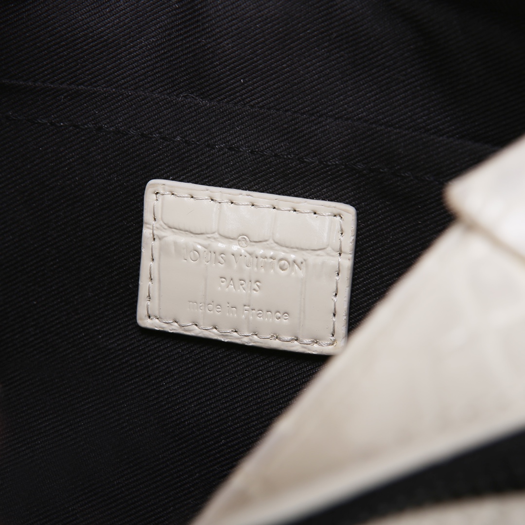 Lacoste 对版细节 M98903白 M23731 M44735黄花 M23731火焰M22558水滴深蓝 M23144眼睛 M80892炫彩 M69072 花朵 M44735 黑花 M4448老花 M68906 金口M80159公仔 M82008动物图案 M80816绿花 M58906浮花 M45278长颈鹿 M60394 大格 M81936波点 M98903鳄鱼纹 M82245鸵鸟纹 M20557 云朵 M80033牛仔 Virgil Abloh 为 2019 春夏秀场呈现 Mini SOFT TRUNK 链条包