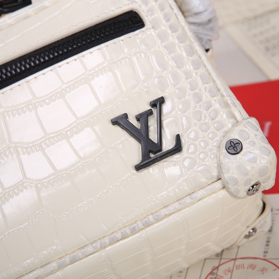 Lacoste 对版细节 M98903白 M23731 M44735黄花 M23731火焰M22558水滴深蓝 M23144眼睛 M80892炫彩 M69072 花朵 M44735 黑花 M4448老花 M68906 金口M80159公仔 M82008动物图案 M80816绿花 M58906浮花 M45278长颈鹿 M60394 大格 M81936波点 M98903鳄鱼纹 M82245鸵鸟纹 M20557 云朵 M80033牛仔 Virgil Abloh 为 2019 春夏秀场呈现 Mini SOFT TRUNK 链条包
