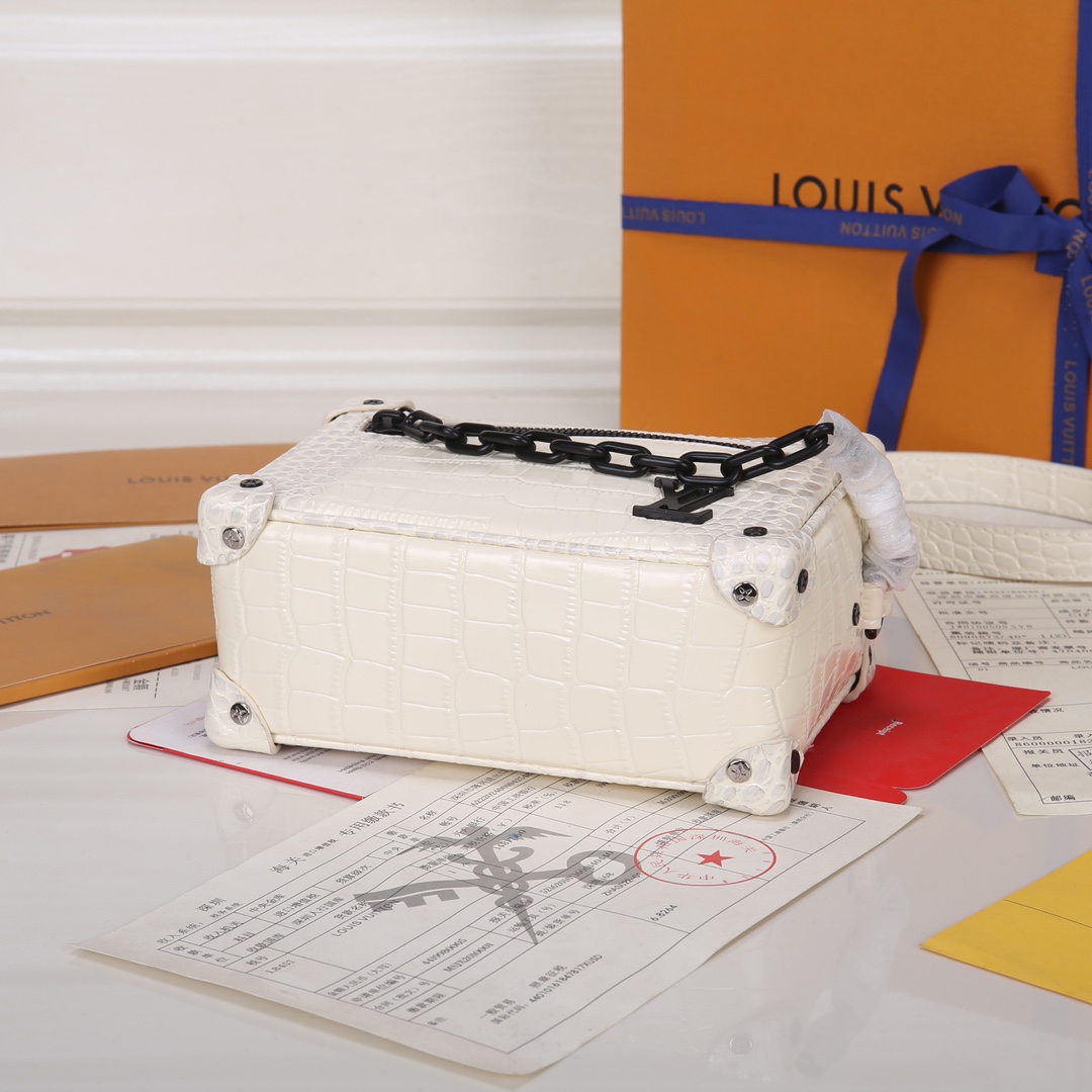 Lacoste 对版细节 M98903白 M23731 M44735黄花 M23731火焰M22558水滴深蓝 M23144眼睛 M80892炫彩 M69072 花朵 M44735 黑花 M4448老花 M68906 金口M80159公仔 M82008动物图案 M80816绿花 M58906浮花 M45278长颈鹿 M60394 大格 M81936波点 M98903鳄鱼纹 M82245鸵鸟纹 M20557 云朵 M80033牛仔 Virgil Abloh 为 2019 春夏秀场呈现 Mini SOFT TRUNK 链条包