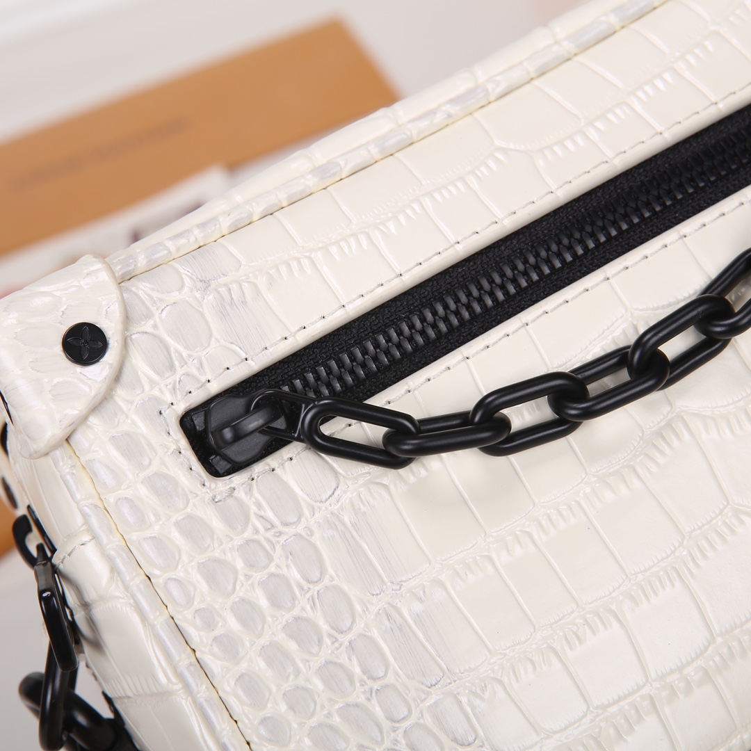 Lacoste 对版细节 M98903白 M23731 M44735黄花 M23731火焰M22558水滴深蓝 M23144眼睛 M80892炫彩 M69072 花朵 M44735 黑花 M4448老花 M68906 金口M80159公仔 M82008动物图案 M80816绿花 M58906浮花 M45278长颈鹿 M60394 大格 M81936波点 M98903鳄鱼纹 M82245鸵鸟纹 M20557 云朵 M80033牛仔 Virgil Abloh 为 2019 春夏秀场呈现 Mini SOFT TRUNK 链条包