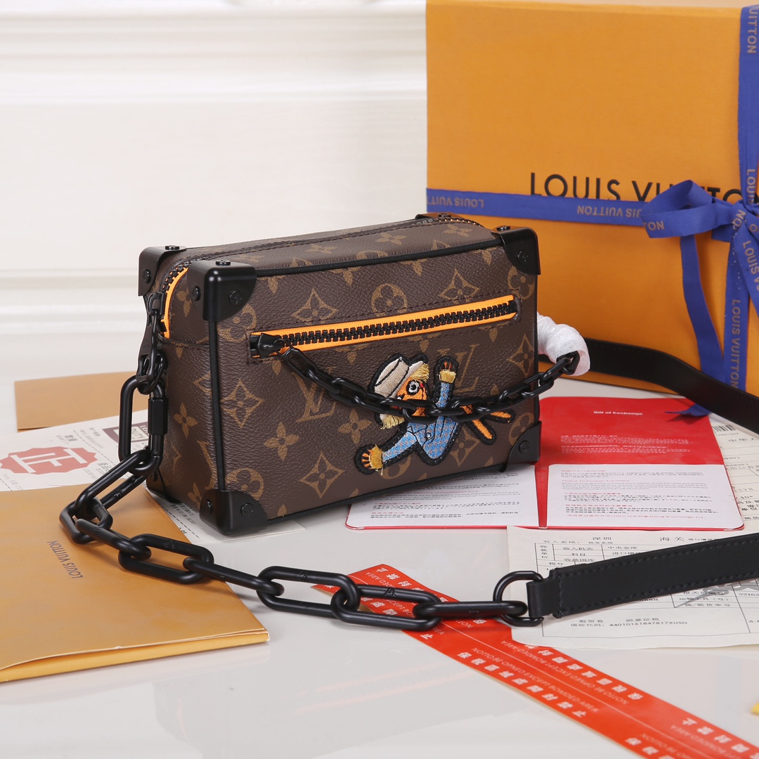 Lacoste 对版细节 M80159 M98903白 M23731 M44735黄花 M23731火焰M22558水滴深蓝 M23144眼睛 M80892炫彩 M69072 花朵 M44735 黑花 M4448老花 M68906 金口M80159公仔 M82008动物图案 M80816绿花 M58906浮花 M45278长颈鹿 M60394 大格 M81936波点 M98903鳄鱼纹 M82245鸵鸟纹 M20557 云朵 M80033牛仔 Virgil Abloh 为 2019 春夏秀场呈现 Mini SOFT TRUNK 链条包