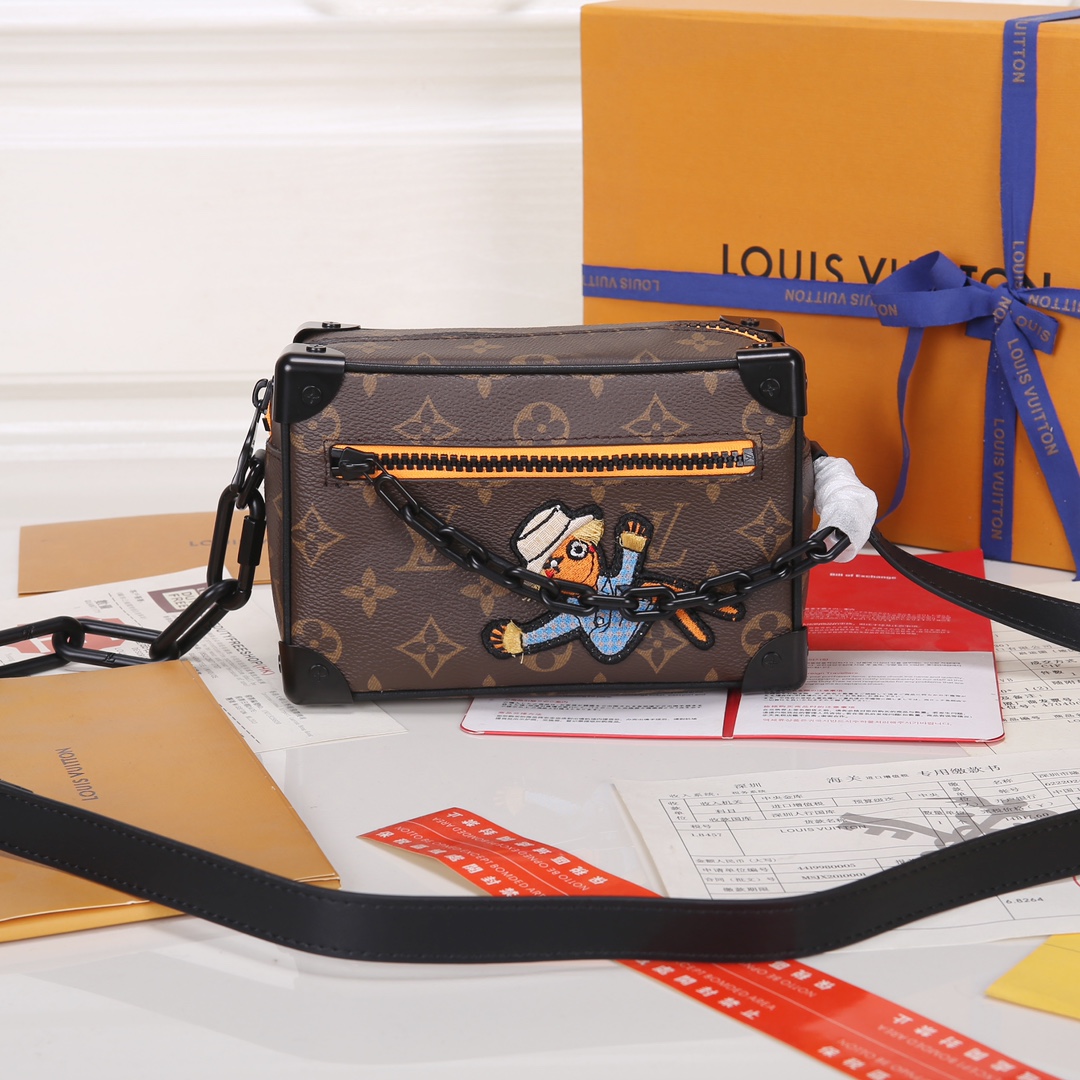 Lacoste 对版细节 M80159 M98903白 M23731 M44735黄花 M23731火焰M22558水滴深蓝 M23144眼睛 M80892炫彩 M69072 花朵 M44735 黑花 M4448老花 M68906 金口M80159公仔 M82008动物图案 M80816绿花 M58906浮花 M45278长颈鹿 M60394 大格 M81936波点 M98903鳄鱼纹 M82245鸵鸟纹 M20557 云朵 M80033牛仔 Virgil Abloh 为 2019 春夏秀场呈现 Mini SOFT TRUNK 链条包