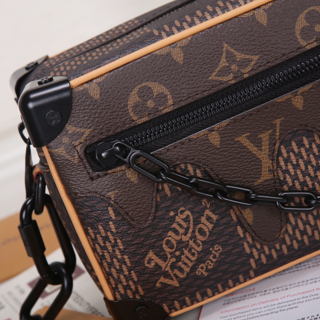 Lacoste 对版细节 M80159 M98903白 M23731 M44735黄花 M23731火焰M22558水滴深蓝 M23144眼睛 M80892炫彩 M69072 花朵 M44735 黑花 M4448老花 M68906 金口M80159公仔 M82008动物图案 M80816绿花 M58906浮花 M45278长颈鹿 M60394 大格 M81936波点 M98903鳄鱼纹 M82245鸵鸟纹 M20557 云朵 M80033牛仔 Virgil Abloh 为 2019 春夏秀场呈现 Mini SOFT TRUNK 链条包