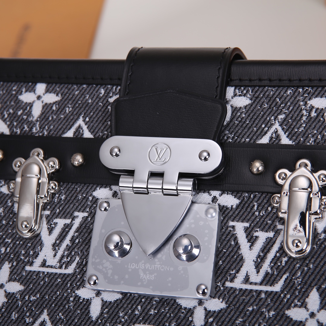 Louis Vuitton 对版细节 M21462 黑色牛仔Petite Malle 手袋取材 Monogram 提花丹宁布
