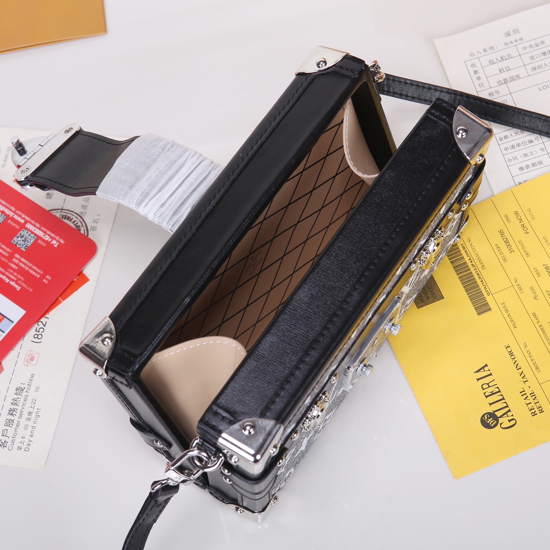 Louis Vuitton 对版细节 M21462 黑色牛仔Petite Malle 手袋取材 Monogram 提花丹宁布