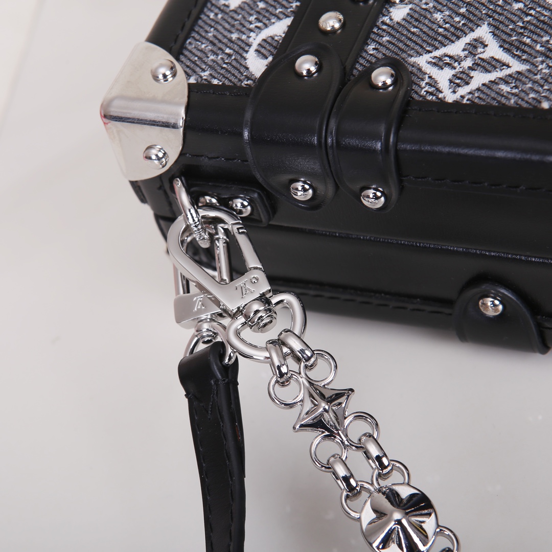 Louis Vuitton 对版细节 M21462 黑色牛仔Petite Malle 手袋取材 Monogram 提花丹宁布