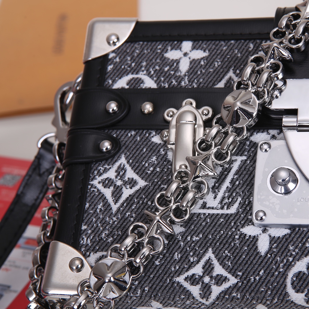 Louis Vuitton 对版细节 M21462 黑色牛仔Petite Malle 手袋取材 Monogram 提花丹宁布
