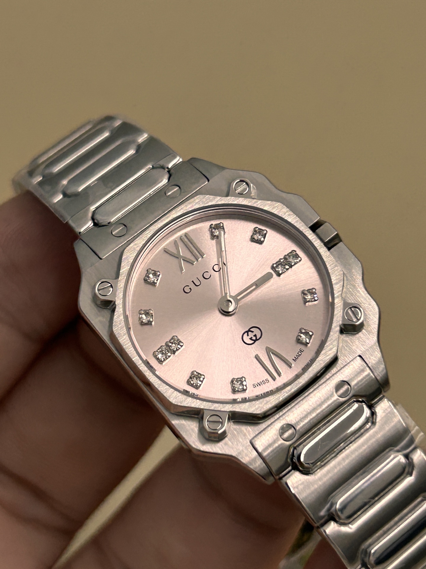 批💰950 Gucci 古驰
G-Flat系列女士腕表
款号:YA166501
表径:24mm,粉色盘、白色间金盘两色可选
官方在售价格:17000人民币
精钢表带表壳,其中表盘部分采用了真空镀锌技术
防反光蓝宝石镜窗,耐磨耐刮,永不刮花;瑞士进口石英机芯,走时精准;表盘刻度镶嵌钻石;蝴蝶扣表带,佩戴方便
整表非常有质感,个性化的表盘,彰显不凡与不俗,非常抢眼,您值得拥有!!
发货配包装!!