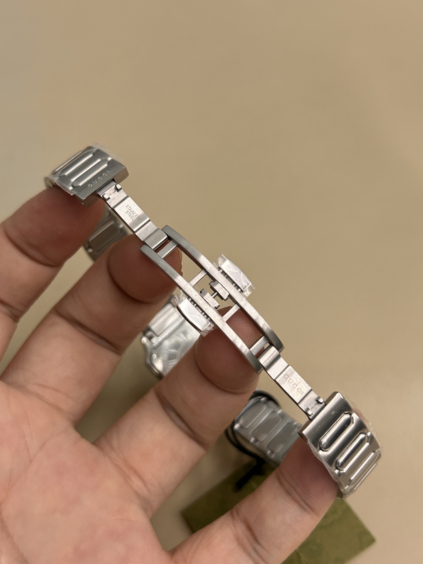 批💰950 Gucci 古驰
G-Flat系列女士腕表
款号:YA166501
表径:24mm,粉色盘、白色间金盘两色可选
官方在售价格:17000人民币
精钢表带表壳,其中表盘部分采用了真空镀锌技术
防反光蓝宝石镜窗,耐磨耐刮,永不刮花;瑞士进口石英机芯,走时精准;表盘刻度镶嵌钻石;蝴蝶扣表带,佩戴方便
整表非常有质感,个性化的表盘,彰显不凡与不俗,非常抢眼,您值得拥有!!
发货配包装!!