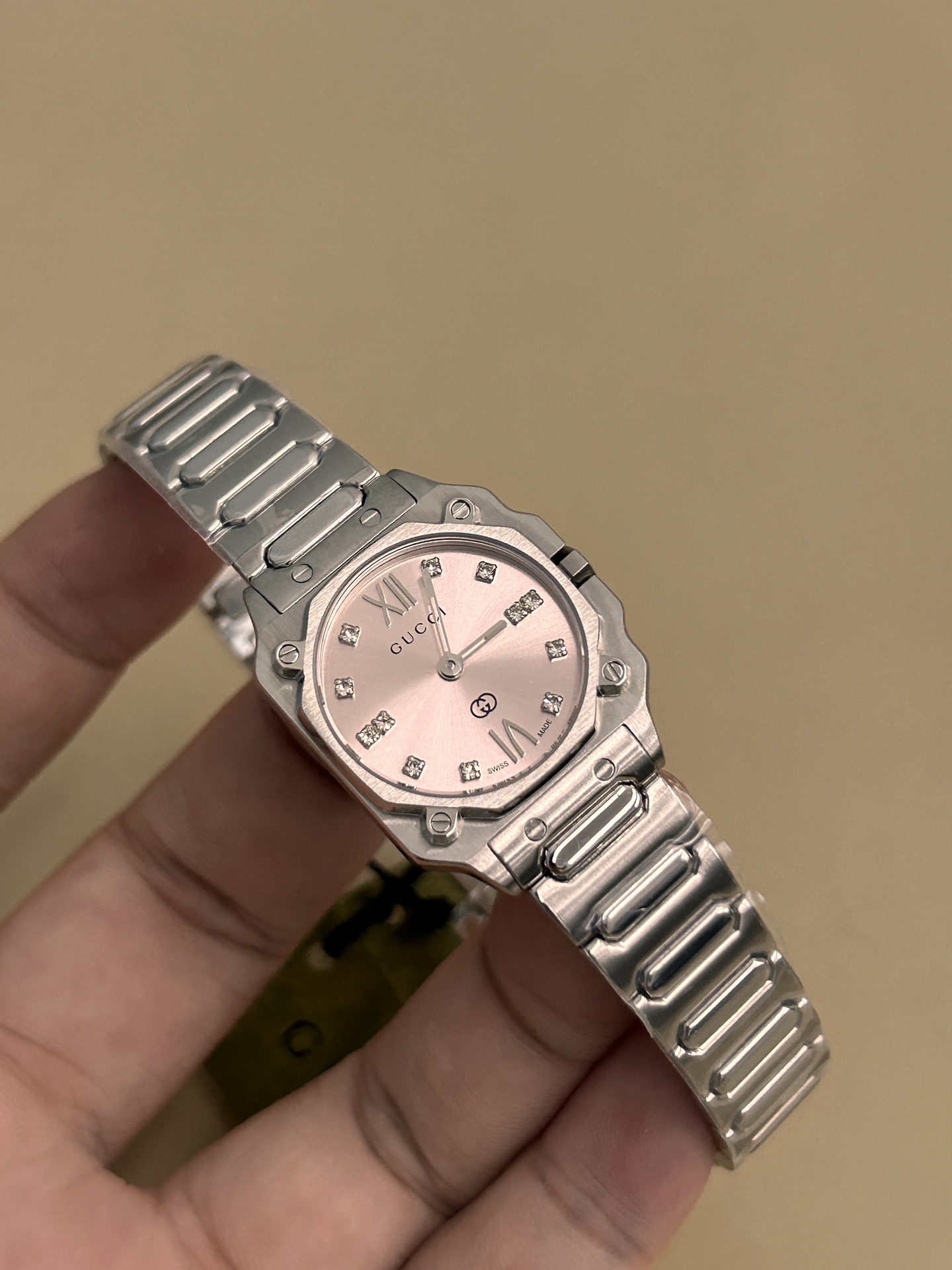 批💰950 Gucci 古驰
G-Flat系列女士腕表
款号:YA166501
表径:24mm,粉色盘、白色间金盘两色可选
官方在售价格:17000人民币
精钢表带表壳,其中表盘部分采用了真空镀锌技术
防反光蓝宝石镜窗,耐磨耐刮,永不刮花;瑞士进口石英机芯,走时精准;表盘刻度镶嵌钻石;蝴蝶扣表带,佩戴方便
整表非常有质感,个性化的表盘,彰显不凡与不俗,非常抢眼,您值得拥有!!
发货配包装!!