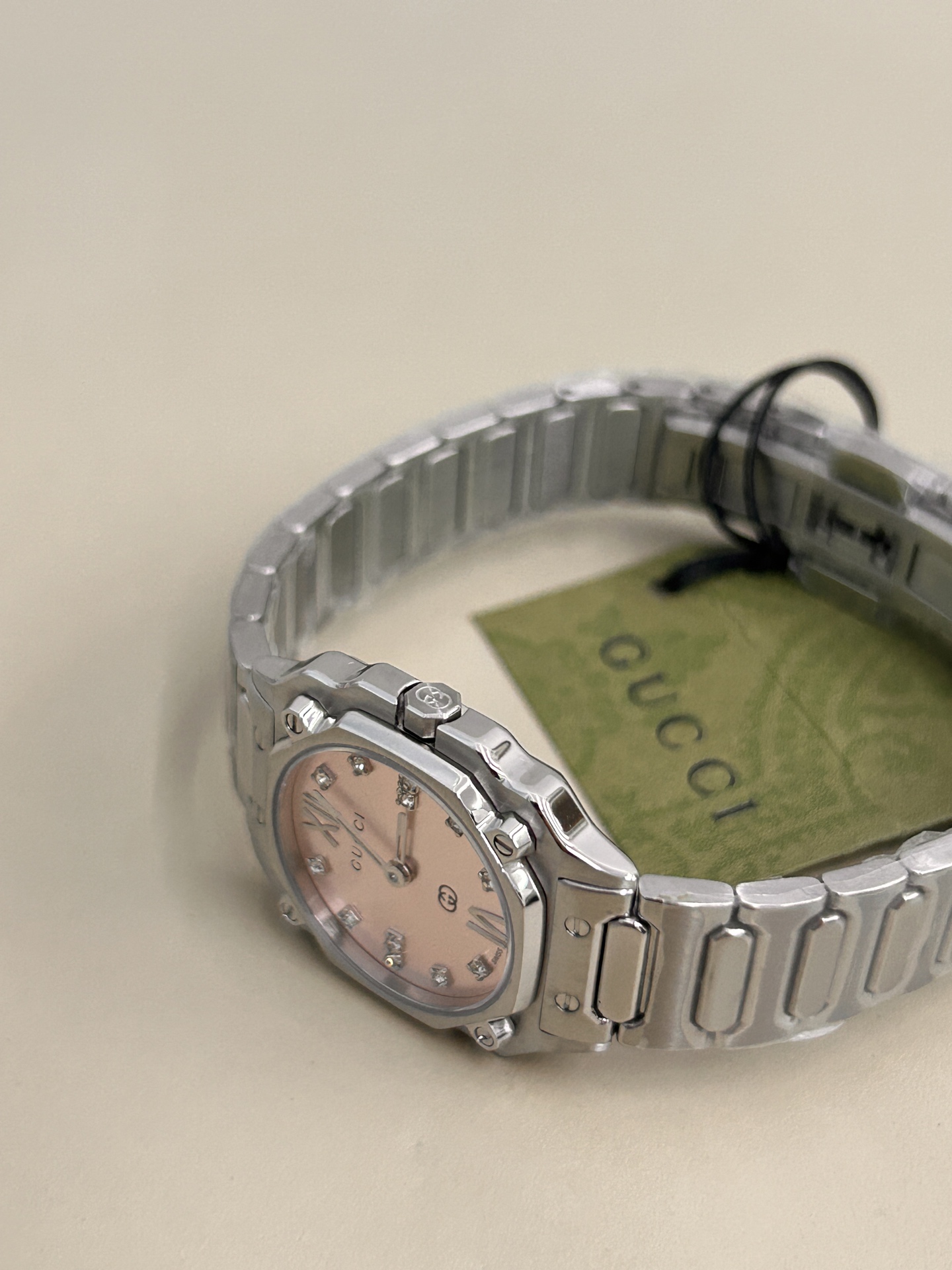 批💰950 Gucci 古驰
G-Flat系列女士腕表
款号:YA166501
表径:24mm,粉色盘、白色间金盘两色可选
官方在售价格:17000人民币
精钢表带表壳,其中表盘部分采用了真空镀锌技术
防反光蓝宝石镜窗,耐磨耐刮,永不刮花;瑞士进口石英机芯,走时精准;表盘刻度镶嵌钻石;蝴蝶扣表带,佩戴方便
整表非常有质感,个性化的表盘,彰显不凡与不俗,非常抢眼,您值得拥有!!
发货配包装!!