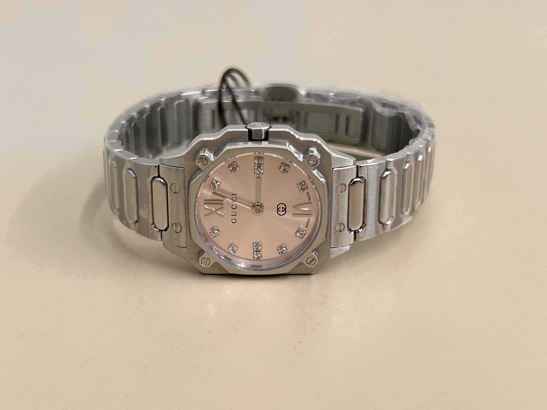 批💰950 Gucci 古驰
G-Flat系列女士腕表
款号:YA166501
表径:24mm,粉色盘、白色间金盘两色可选
官方在售价格:17000人民币
精钢表带表壳,其中表盘部分采用了真空镀锌技术
防反光蓝宝石镜窗,耐磨耐刮,永不刮花;瑞士进口石英机芯,走时精准;表盘刻度镶嵌钻石;蝴蝶扣表带,佩戴方便
整表非常有质感,个性化的表盘,彰显不凡与不俗,非常抢眼,您值得拥有!!
发货配包装!!