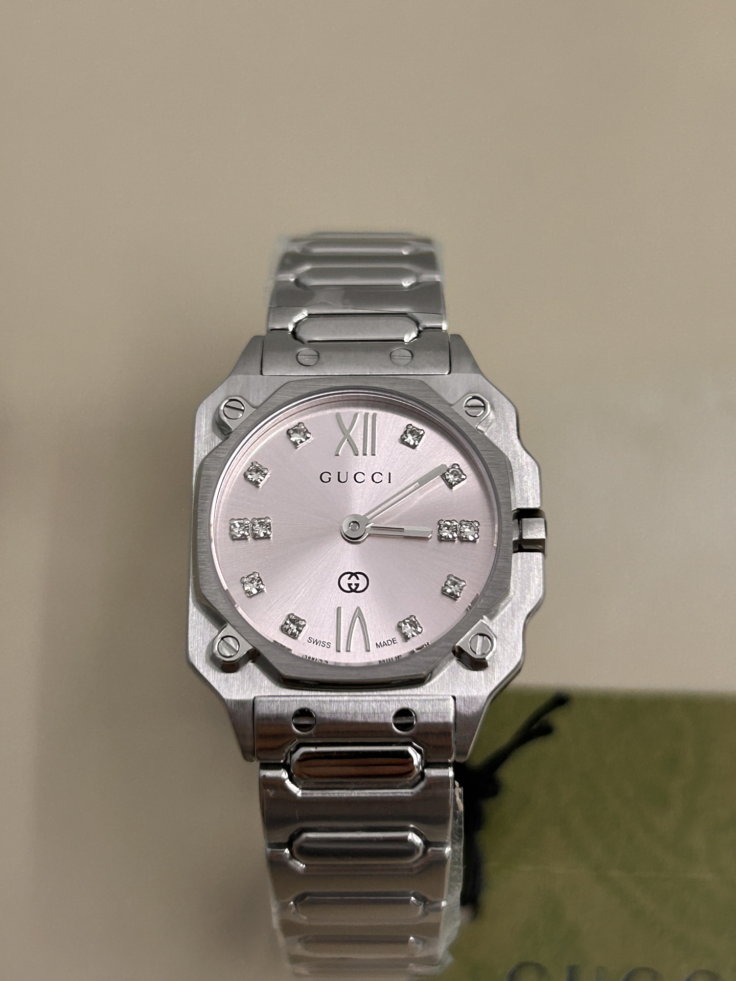 批💰950 Gucci 古驰
G-Flat系列女士腕表
款号:YA166501
表径:24mm,粉色盘、白色间金盘两色可选
官方在售价格:17000人民币
精钢表带表壳,其中表盘部分采用了真空镀锌技术
防反光蓝宝石镜窗,耐磨耐刮,永不刮花;瑞士进口石英机芯,走时精准;表盘刻度镶嵌钻石;蝴蝶扣表带,佩戴方便
整表非常有质感,个性化的表盘,彰显不凡与不俗,非常抢眼,您值得拥有!!
发货配包装!!