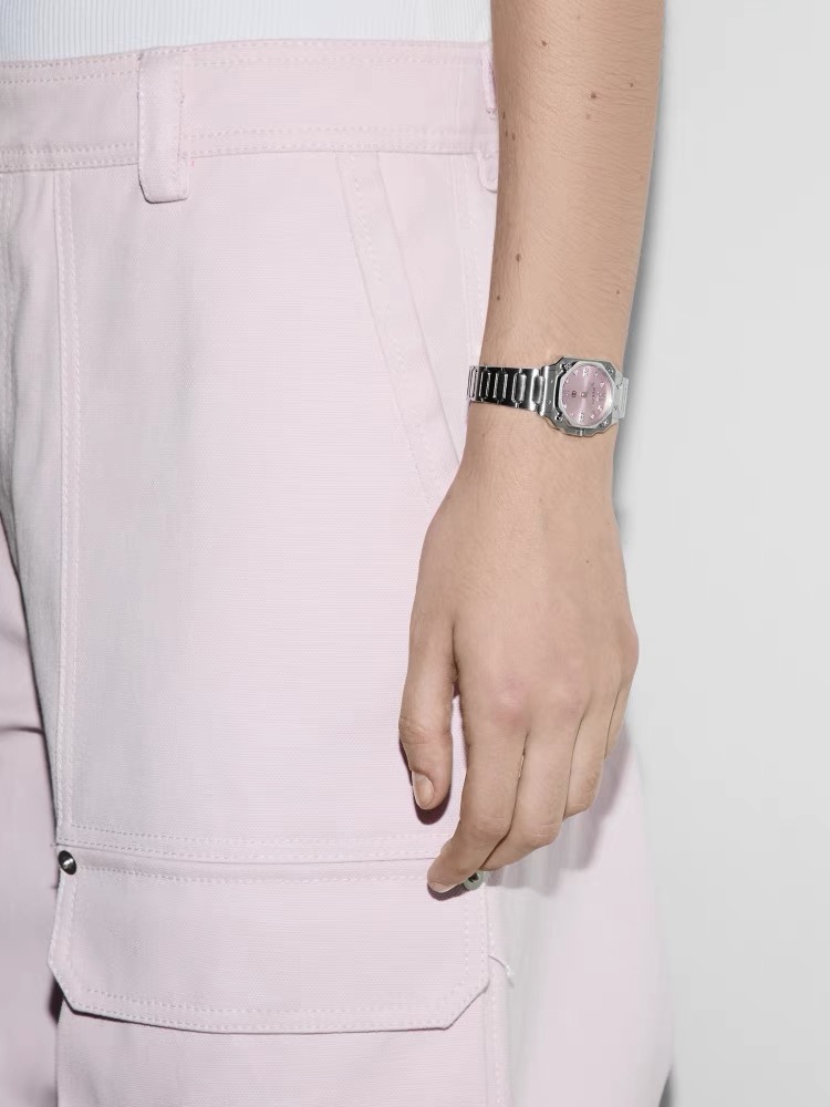 Gucci 古驰
G-Flat系列女士腕表
款号:YA166501
表径:24mm,粉色盘、白色间金盘两色可选
官方在售价格:17000人民币
精钢表带表壳,其中表盘部分采用了真空镀锌技术
防反光蓝宝石镜窗,耐磨耐刮,永不刮花;瑞士进口石英机芯,走时精准;表盘刻度镶嵌钻石;蝴蝶扣表带,佩戴方便
整表非常有质感,个性化的表盘,彰显不凡与不俗,非常抢眼,您值得拥有!!
发货配包装!!