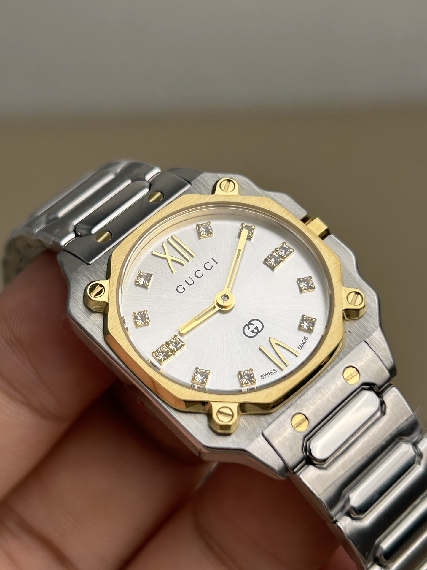 Gucci 古驰
G-Flat系列女士腕表
款号：YA166501
表径:24mm，粉色盘、白色间金盘两色可选
官方在售价格：17000人民币
精钢表带表壳，其中表盘部分采用了真空镀锌技术
防反光蓝宝石镜窗，耐磨耐刮，永不刮花；瑞士进口石英机芯，走时精准；表盘刻度镶嵌钻石；蝴蝶扣表带，佩戴方便
整表非常有质感，个性化的表盘，彰显不凡与不俗，非常抢眼，您值得拥有！！
发货配包装！！