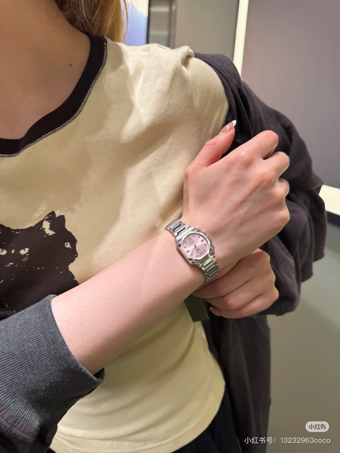 Gucci 古驰
G-Flat系列女士腕表
款号:YA166501
表径:24mm,粉色盘、白色间金盘两色可选
官方在售价格:17000人民币
精钢表带表壳,其中表盘部分采用了真空镀锌技术
防反光蓝宝石镜窗,耐磨耐刮,永不刮花;瑞士进口石英机芯,走时精准;表盘刻度镶嵌钻石;蝴蝶扣表带,佩戴方便
整表非常有质感,个性化的表盘,彰显不凡与不俗,非常抢眼,您值得拥有!!
发货配包装!!