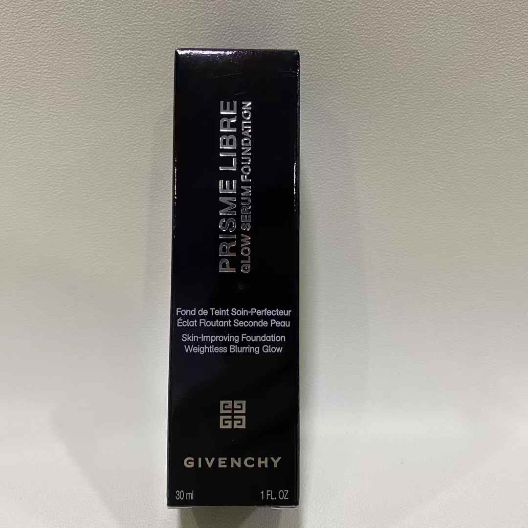 42！（下单备注：纪梵希粉底+色号） 新版纪梵希粉底液30ML，高质量版本，细节对版，瓶身无瑕疵，膏体对版对色，带中文标，价格优势 色号，0.5N，0N 打12支件96支 认准批号；4L01 现货供应