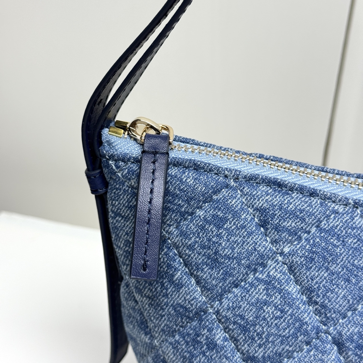 Chanel bag 𝐂𝐡𝐚𝐧𝐞𝐥 𝟐𝟔𝐀 Advanced Handicraft Workshop Underarm Bag — photo 3