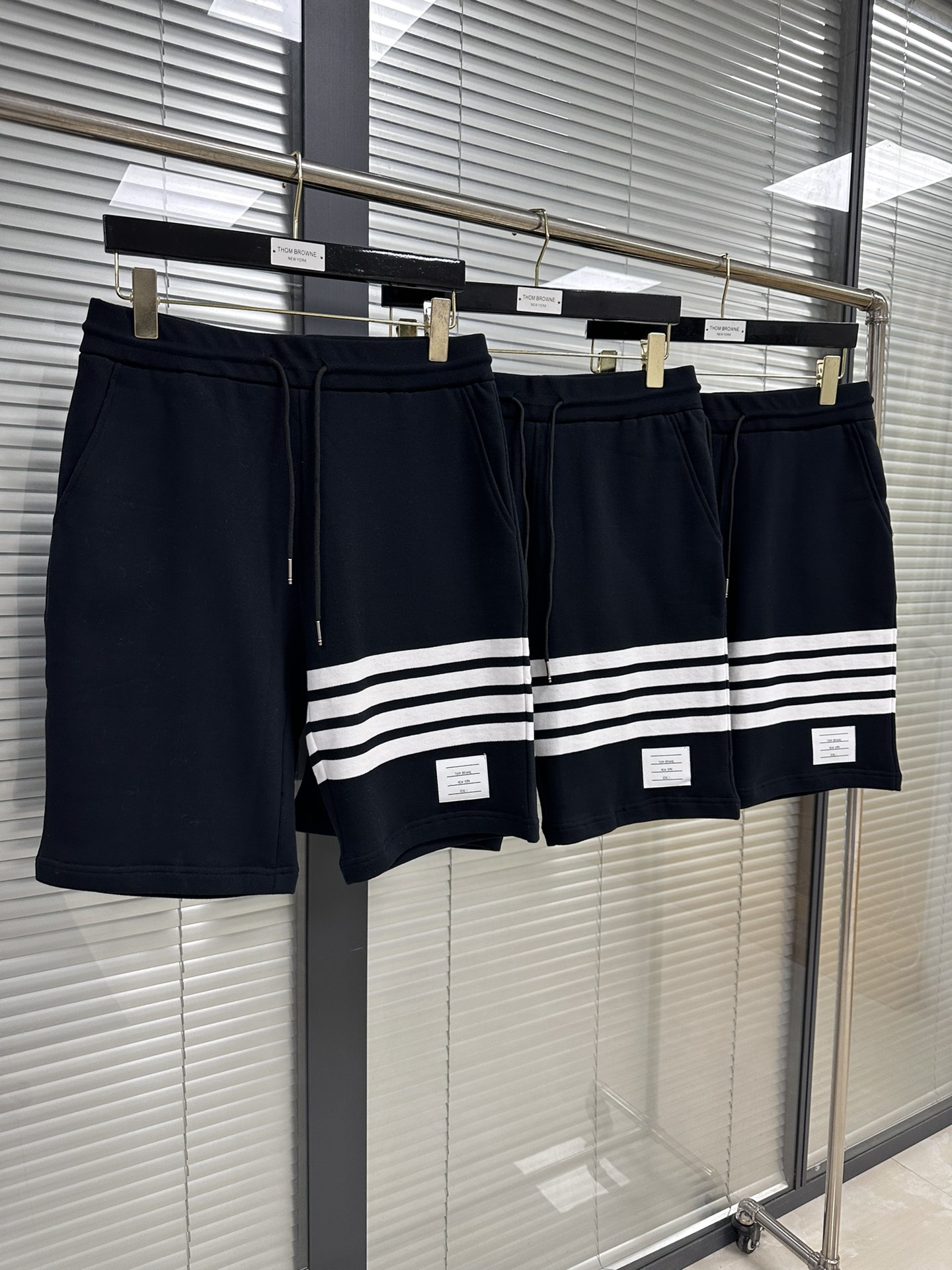 톰브라운 남성 반바지 126334 Thom Browne Shorts 썸네일 이미지
