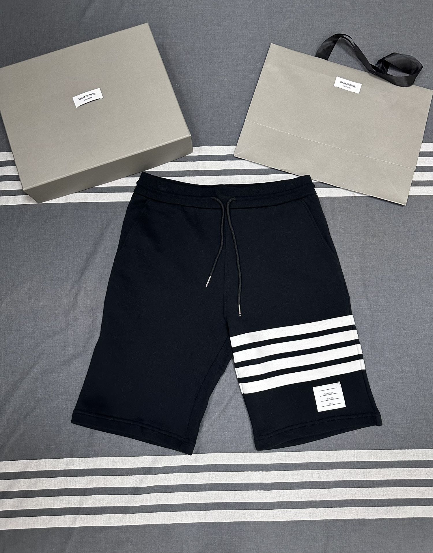 톰브라운 남성 반바지 126334 Thom Browne Shorts 썸네일 이미지