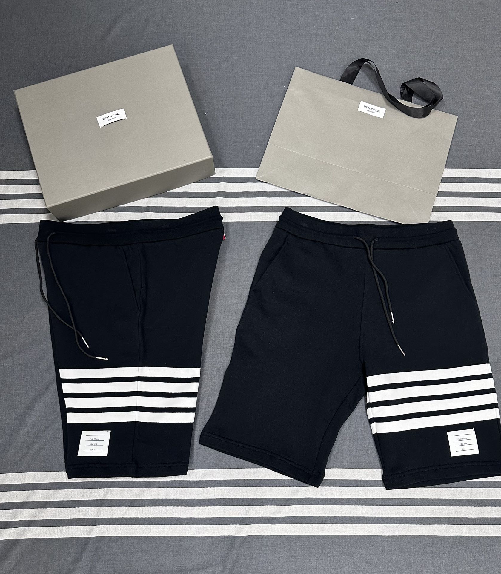 톰브라운 남성 반바지 126334 Thom Browne Shorts 썸네일 이미지