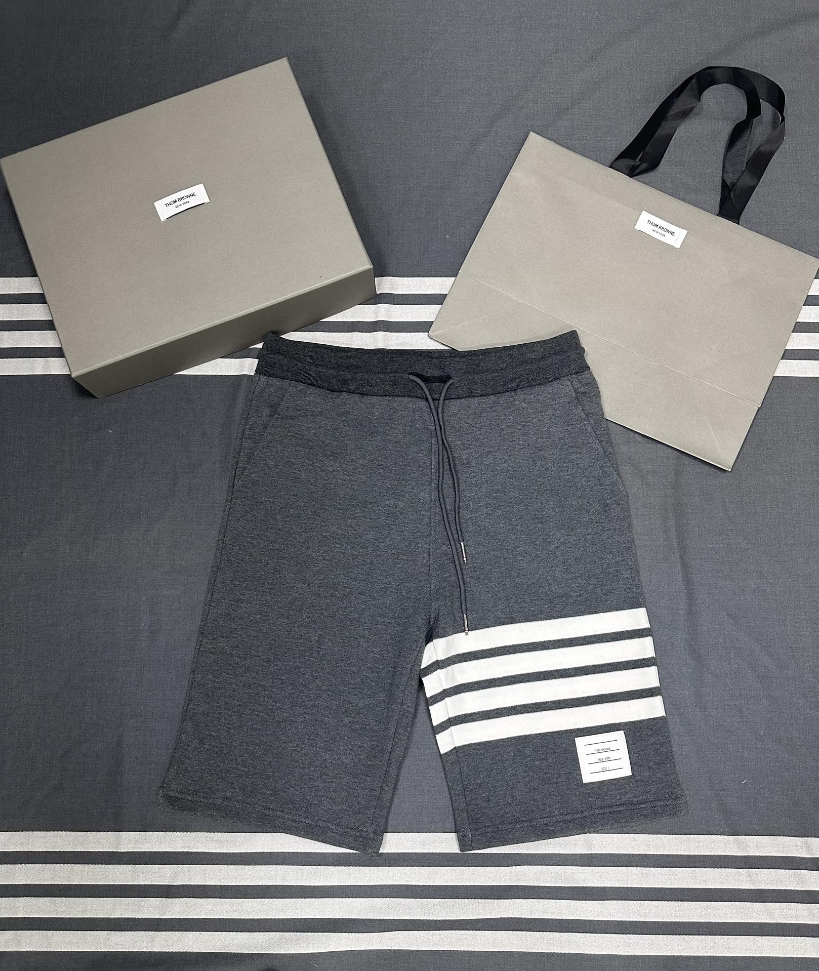 톰브라운 남성 반바지 126333 Thom Browne Shorts 썸네일 이미지