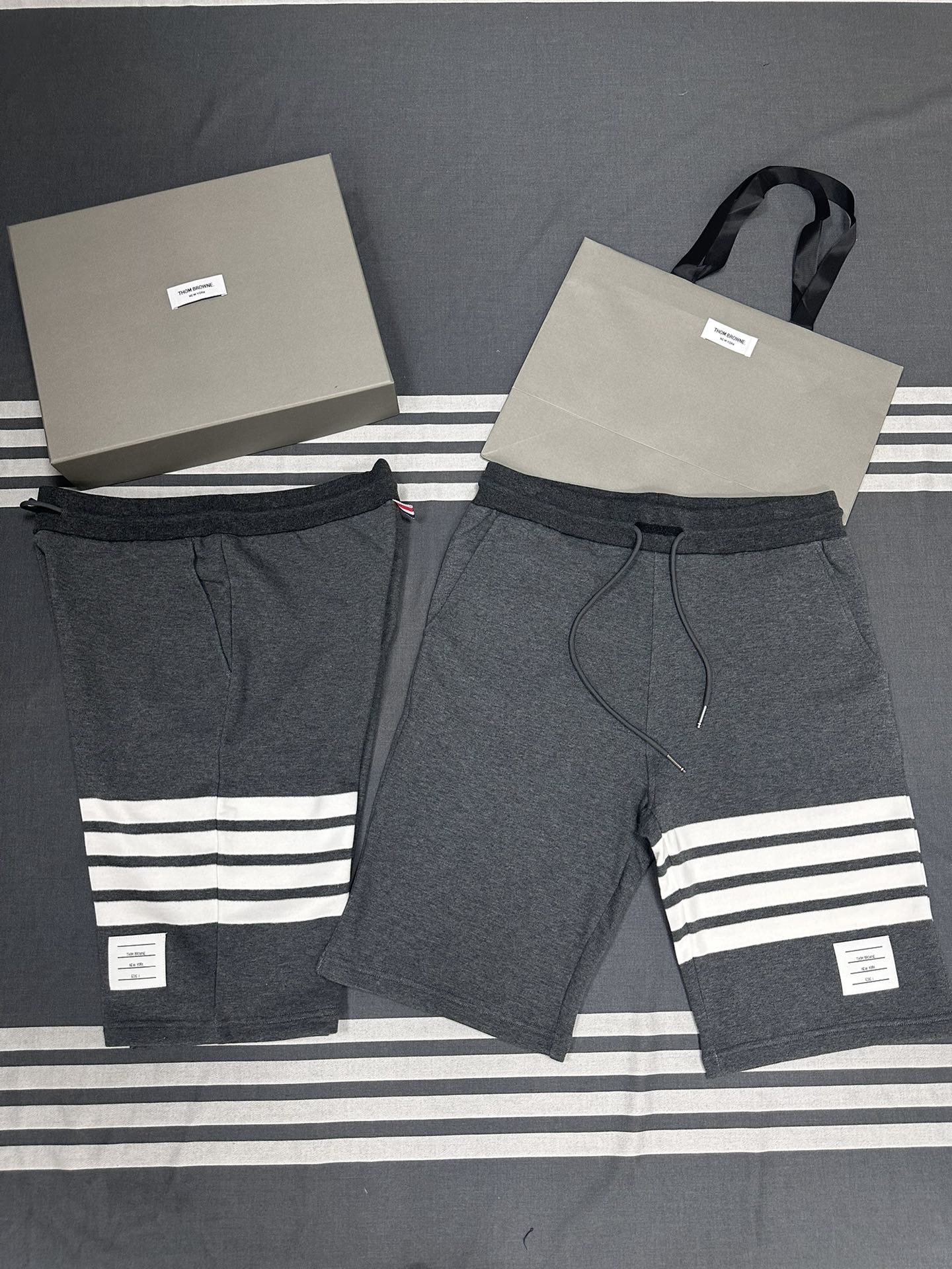톰브라운 남성 반바지 126333 Thom Browne Shorts 썸네일 이미지