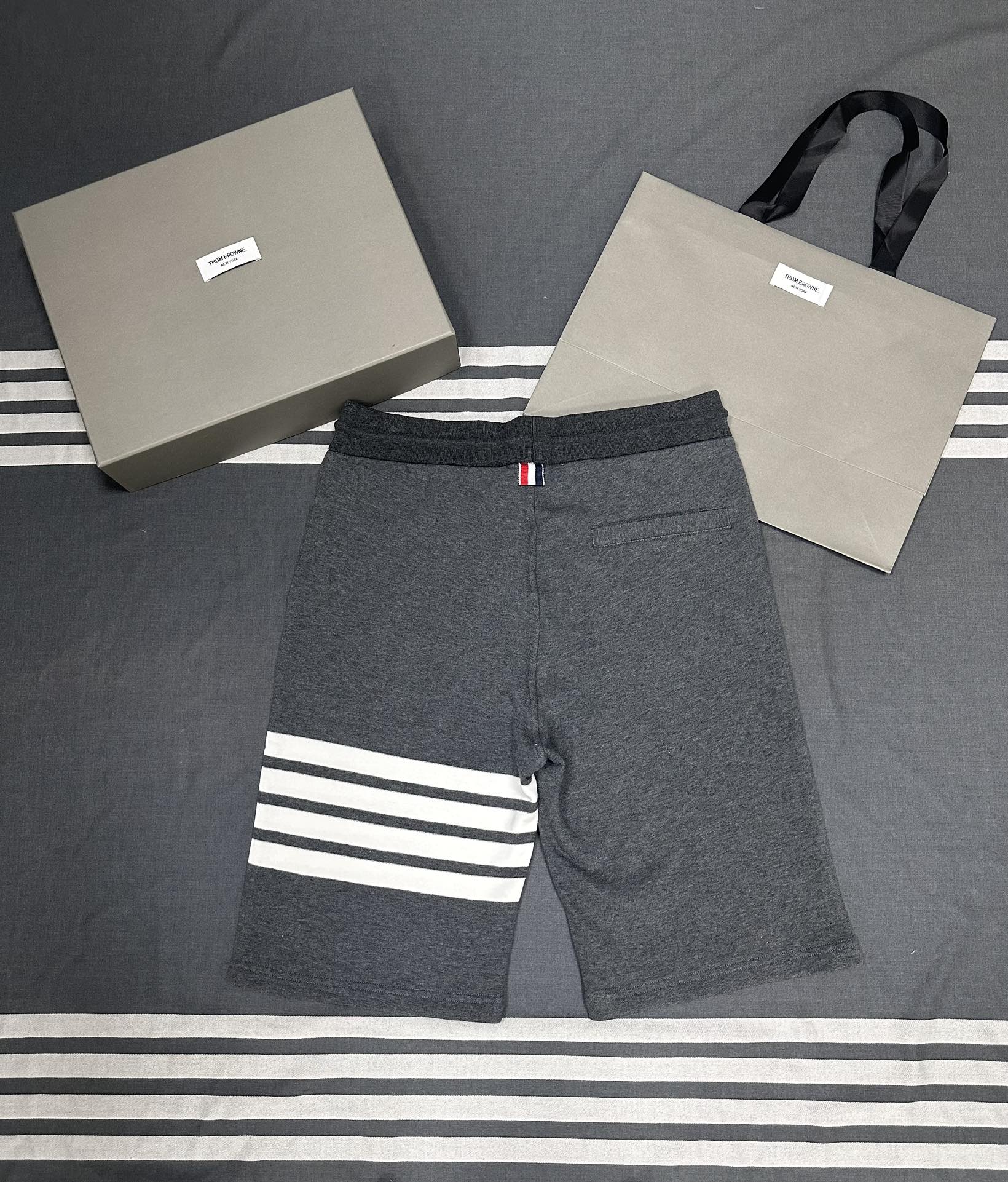 톰브라운 남성 반바지 126333 Thom Browne Shorts 썸네일 이미지