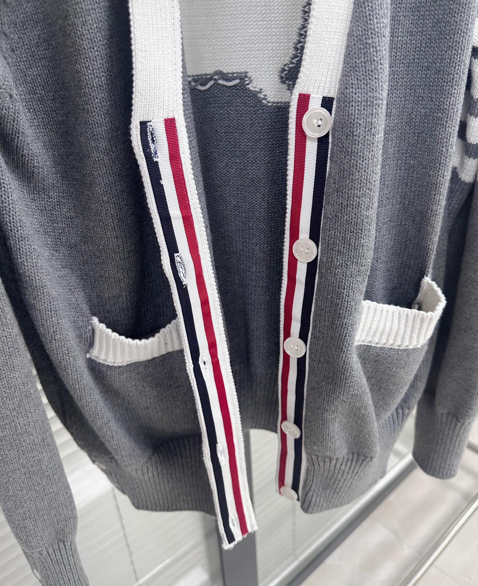 톰브라운 남성 가디건 143057 Thom Browne Cardigan 상세 이미지 8