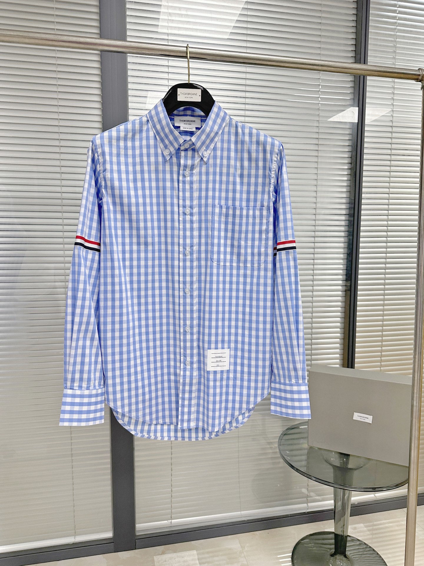 NO:783416,Shirt | TB double armband plaid long-sleeved shirt. Custom-made yarn-dyed cotton poplin fabric. The upper body is slightly wider and flatters the body proportions. The best choice for autumn and winter outer and inner wear. Blue and white interwoven plaid. Retro and fresh. Wear it and you will feel full of youth. Size1.2.3.4 (due to lighting reasons, the real thing will be lighter), Thom Brown-clothing,thom browne,shirts,19860909衬衫｜TB双袖标格纹长袖衬衣 定制色织纯棉府绸面料 上身版型微阔又修饰身材比例,秋冬内外搭单品最佳选择 蓝白交织格纹 复古清新 穿上它 少年感直接拉满, Size1.2.3.4（由于灯光原因 实物会更浅一点）,汤姆布朗-服装,thom browne,shirts,,Women's clothing