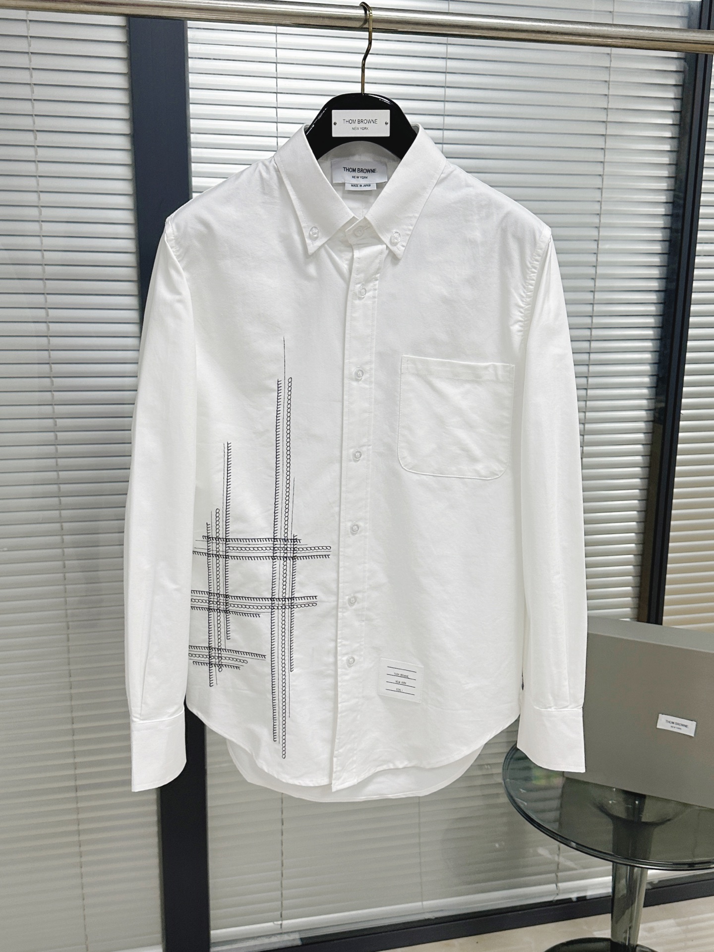 NO:783555,Shirt | TB chain blanket embroidered long-sleeved shirt. The fabric is made of custom-made pure cotton Oxford spun imported from Italy. The simple chain embroidery design is full of sense. The hem is cut in a semi-circle to modify the body proportions. Size1.2.3.4, Thom Browne-clothing,thom browne,shirts,blankets,19860909衬衫｜TB搭链毯子刺绣长袖衬衫 面料采用定制的意大利进口纯棉牛津纺 简单的搭链刺绣设计感满满 下摆半圆弧裁剪 修饰身材比例 Size1.2.3.4,汤姆布朗-服装,thom browne,shirts,blankets,,Women's clothing