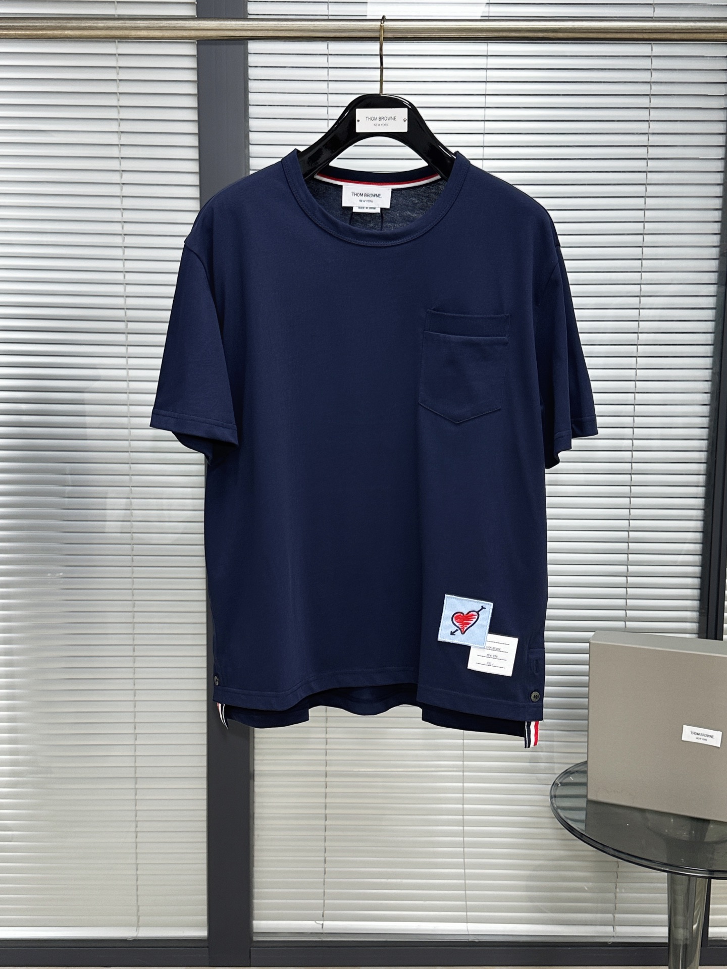 NO:783325,Tee｜【Qixi Festival Limited】Pocket plain short-sleeved tee Correct version of limited-sleeve Guangzhou Taikoo Hui 4K+ purchase Natural color threaded pocket 240g high weight pure cotton fabric Slightly wider version zp customized love note stickers The simpler the more complicated and difficult to make, which tests the design of materials and patterns Deep sea shell buckle From fabric to hardware, all are made of high-quality materials No contrast and no harm  Size1.2.3.4,thom browne-clothing,thom browne,T-shirt,19860909Tee｜【七夕限定】口袋平纹短袖tee 正确版限定短袖 广州太古汇4K+购入 本色螺纹口袋 240g高克重纯棉面料 版型微阔 zp订制爱心便签贴 越简单的越繁缛难做,极考验用料和版型的设计 深海贝壳扣 从面料到五金都是用的上乘材质打造 无对比无伤害 Size1.2.3.4,汤姆布朗-服装,thom browne,T-shirt,,Women's clothing
