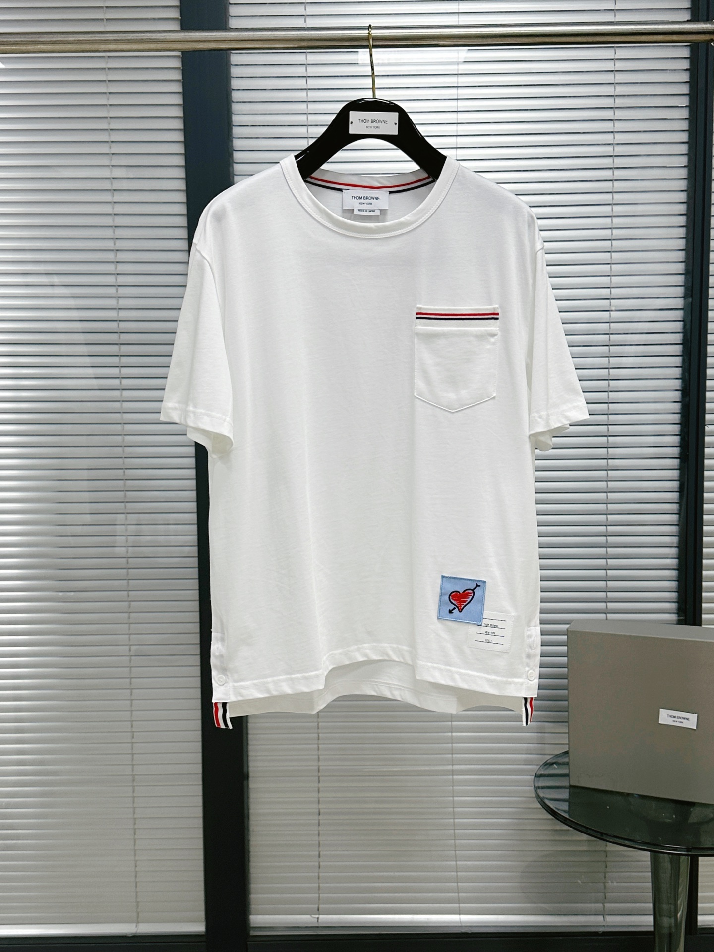 NO:783318,Tee | [Qixi Festival Limited] Pocket plain short-sleeved tee Correct version of limited-edition short-sleeved Guangzhou Taikoo Hui 4K+ Purchased White with three-color weaving custom threaded pockets 240g high-weight pure cotton fabric Slightly wider version zp custom-made love note stickers The simpler the more complex and difficult to make, which tests the design of materials and patterns Deep sea shell buckle From fabric to hardware, all are made of high-quality materials No contrast and no harm  Size1.2.3.4,thom browne-clothing,thom browne,T-shirt,19860909Tee｜【七夕限定】口袋平纹短袖tee 正确版限定短袖 广州太古汇4K+购入 白色采用三色织定制螺纹口袋 240g高克重纯棉面料 版型微阔 zp订制爱心便签贴 越简单的越繁缛难做,极考验用料和版型的设计 深海贝壳扣 从面料到五金都是用的上乘材质打造 无对比无伤害 Size1.2.3.4,汤姆布朗-服装,thom browne,T-shirt,,Women's clothing