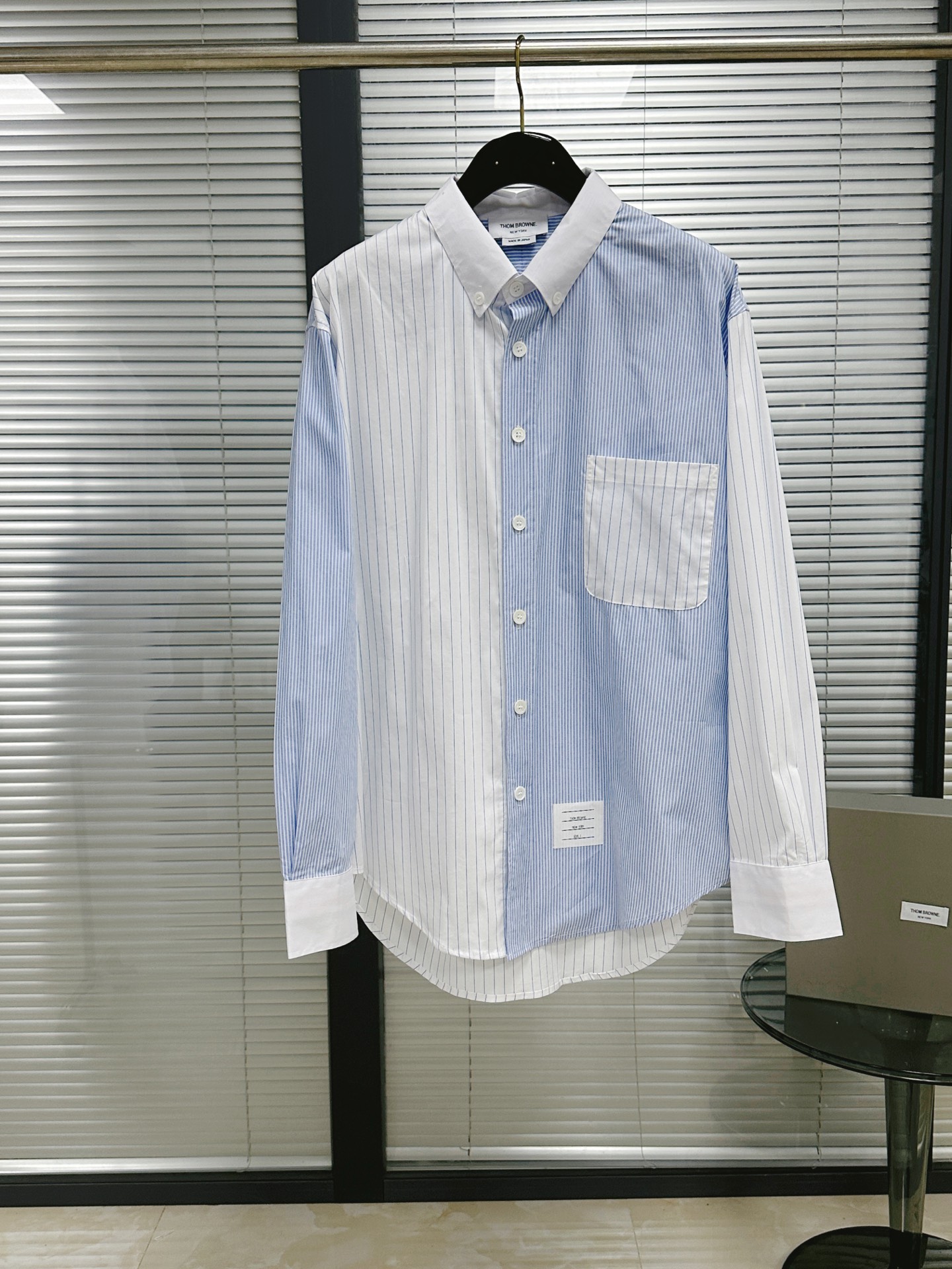 NO:783550,Shirt | TB striped color-blocked poplin long-sleeved shirt 25FW new arrival Oversize loose fit Customized striped poplin fabric Ribbon decoration inside the cuffs No matter the figure or occasion, it is baggy and has a casual sense of fashion. A boyfriend shirt can be used for commuting, leisure, and vacation. Whether it is paired with jeans or a skirt, or even worn alone as a shirt skirt, it can easily create a fashionable and effortless atmosphere. Customized XL shell buttons  It doesn’t matter whether it’s men’s or women’s, as long as they look good. Size1.2.3.4, Thom Browne-clothing,thom browne,versace,skirts,jeans,shirts,19860909衬衫｜TB条纹拼色府绸长袖衬衣 25FW新品上市 oversize宽松版型 定制条纹府绸面料 袖口内里织带装饰 不挑身材,不挑场合, 松松垮垮之间自带漫不经心的时髦感. 一件男友衬衫就能搞定通勤、休闲、度假三种场景,不管是搭配配牛仔裤还是裙装,甚至当作衬衫裙单穿,都能轻松搭出时髦不费力的氛围感 定制XL贝壳纽扣 管他男款女款只要好看  Size1.2.3.4,汤姆布朗-服装,thom browne,versace,skirts,jeans,shirts,,Women's clothing
