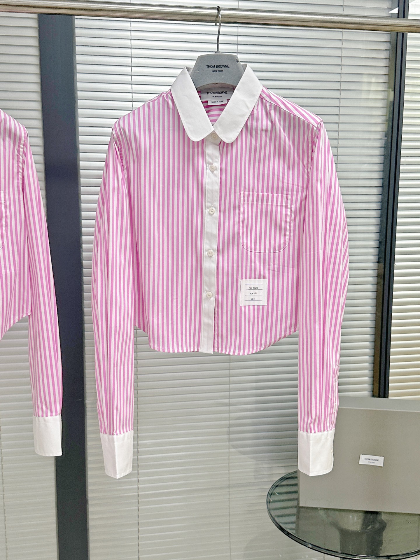 NO:783529,Shirt｜TB pink striped poplin long-sleeved shirt. Made of poplin fabric. Pink and navel-baring short style. Full of girlishness. Sweetheart leader’s first choice. The collar and cuffs contrast with the body. The visual contrast effect is great. Size0.1.2, Thom Browne-clothing,thom browne,shirts,19860909衬衫｜TB粉色条纹府绸长袖衬衫 采用府绸面料 粉嫩露脐短款 少女感满满 甜心教主首选 领口袖口与大身撞色 视觉对冲效果极赞 Size0.1.2,汤姆布朗-服装,thom browne,shirts,,Women's clothing