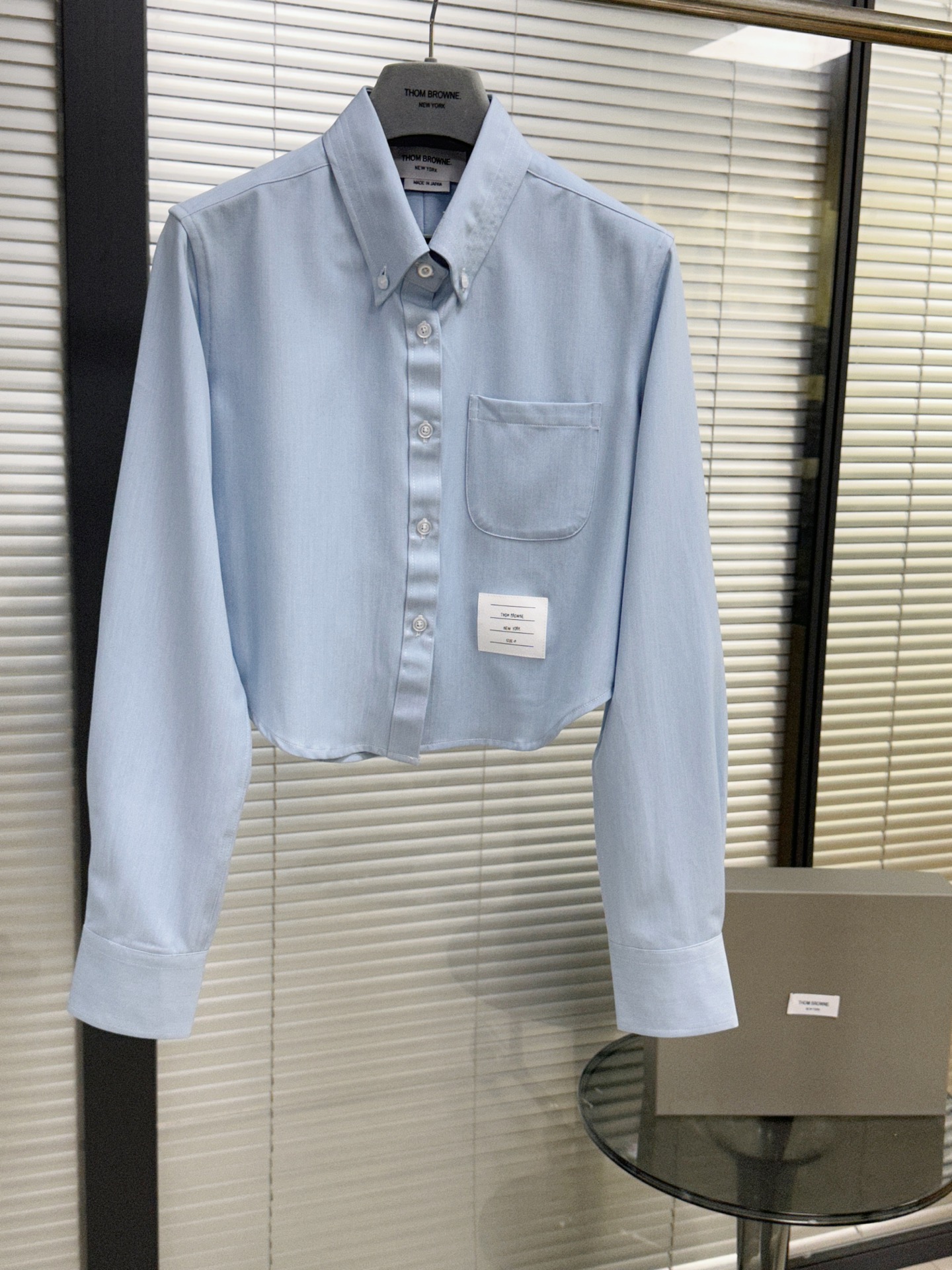 NO:783478,Shirt｜Denim blue short long-sleeved shirt Made of imported soft poplin fabric, the texture is soft, delicate and refreshing. It is silky and breathable when worn next to the skin. The short design increases the body proportions Size0.1.2, Thom Browne-clothing,thom browne,shirts,19860909衬衫｜牛仔蓝短款长袖衬衫 采用进口软府绸面料,质地柔软细腻且清爽凉快 贴肤穿丝滑透气 短款的设计拉高身材比例  Size0.1.2,汤姆布朗-服装,thom browne,shirts,,Women's clothing