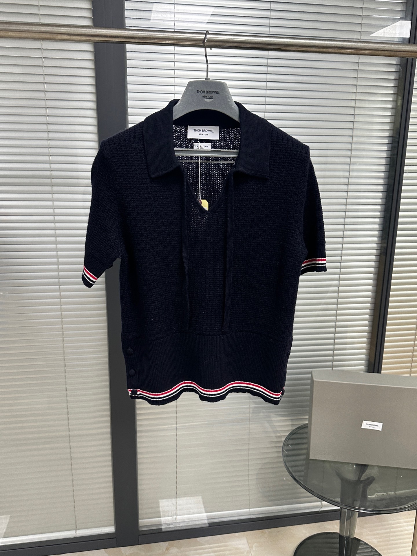 NO:783305,Short Sleeve | TB women's wool lace-up short-sleeved Polo, new autumn and winter product. The fabric is made of imported high-count worsted wool with 12-needle German Stoll machine. The cuffs and hem have three-color textures. The hem is decorated with buttons. The POLO small collar has hemming details. The laces can be loosened or tied for various outfits. Size0.1.2, Thom Browne-Clothing, Thom Browne, T-shirt,19860909短袖｜ TB女款羊毛系带短袖Polo  秋冬新品 面料采用进口高支精纺羊毛 12针德国斯托尔机器,袖口下摆三色纹理,下摆包扣装饰POLO小领包边处理细节 系带可松可绑 多样穿搭Size0.1.2,汤姆布朗-服装,thom browne,T-shirt,,Women's clothing